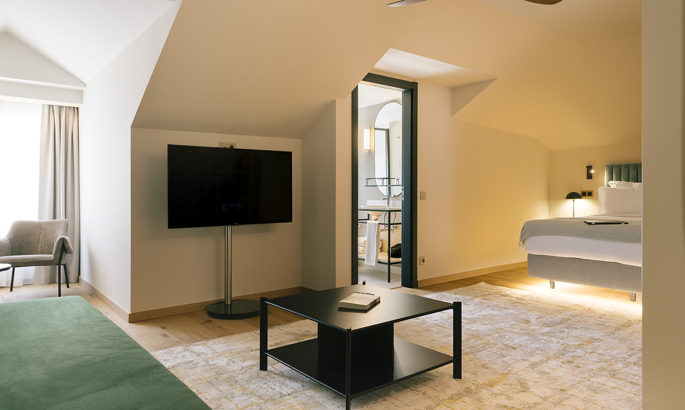 Die Junior Suite im Pestana Rua Augusta Lisboa hat ein Doppelbett und einen Tisch