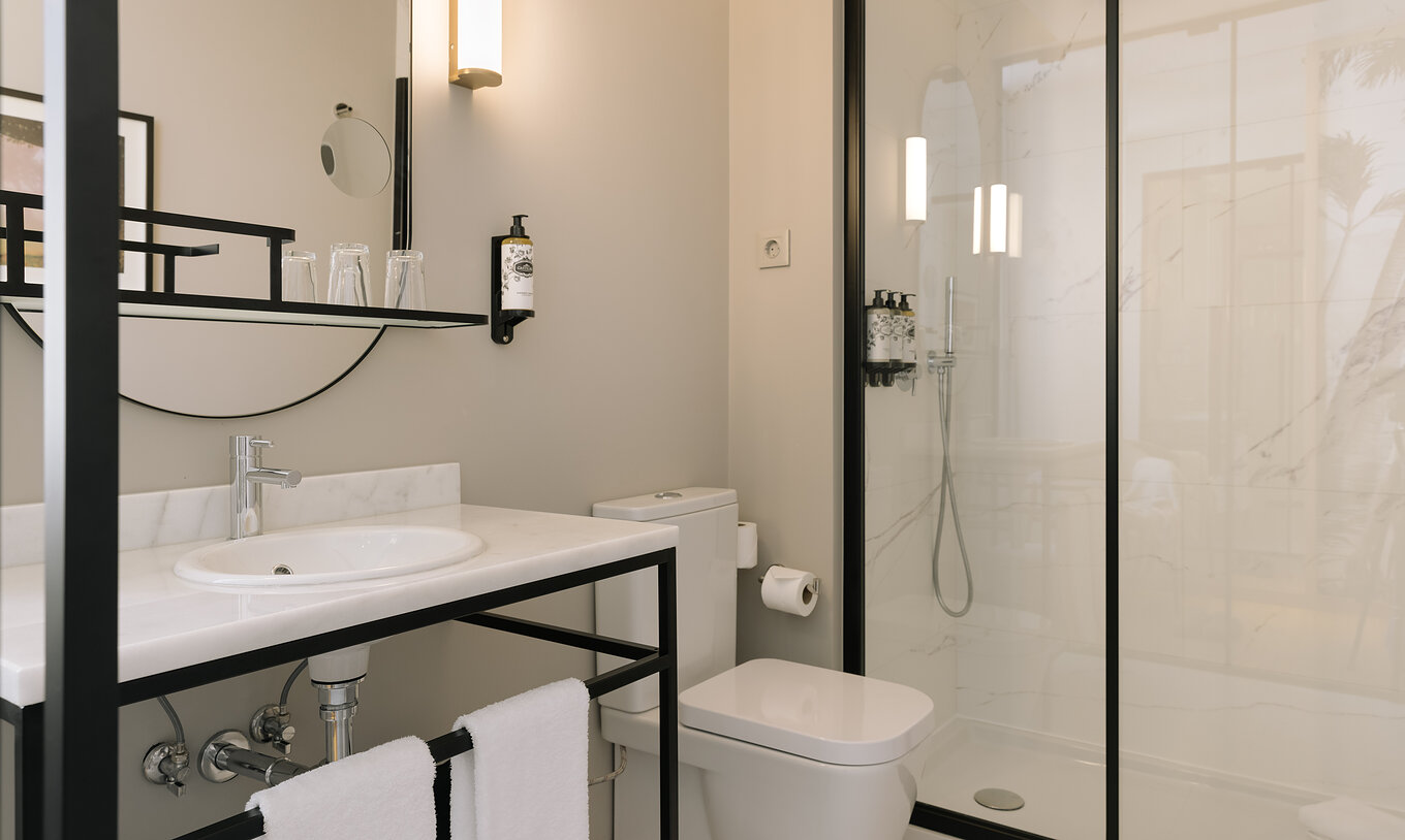 Das Premium Corner Zimmer im Pestana Rua Augusta Lisboa hat ein Bad mit Waschbecken