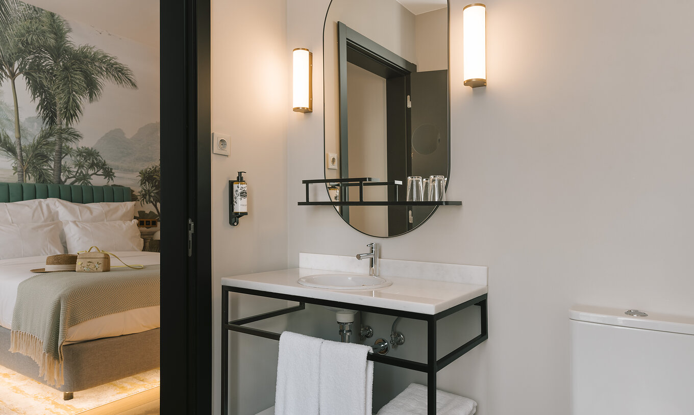 Das Superior Zimmer im Pestana Rua Augusta Lisboa hat ein Bad mit Waschbecken