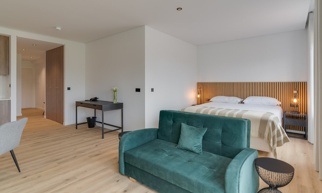 Das Familienzimmer mit Balkon im Clubhaus Pestana Sintra Golf hat ein Doppelbett mit Holz-Kopfteil