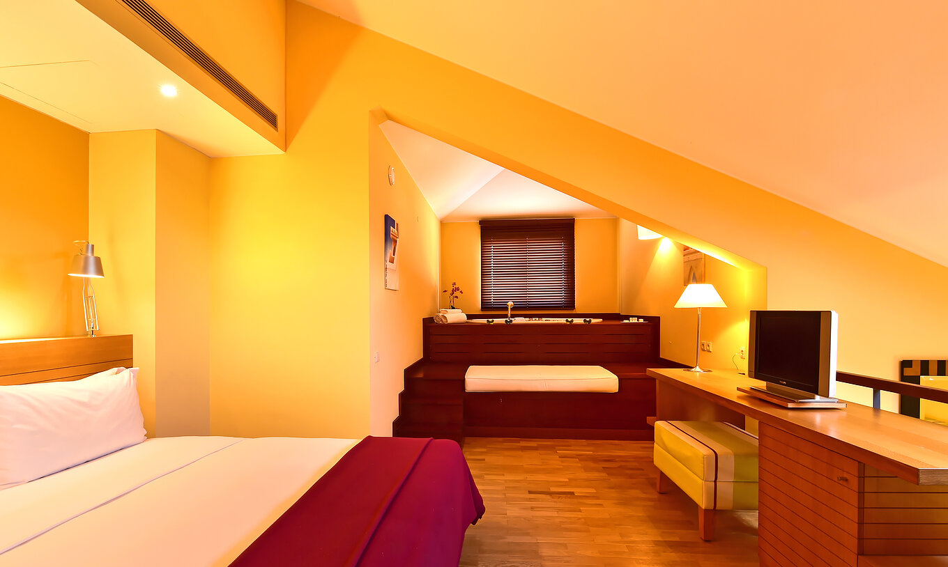 Die Mezzanine Jacuzzi Suite im Pestana Sintra Golf hat ein Doppelbett und einen Fernseher