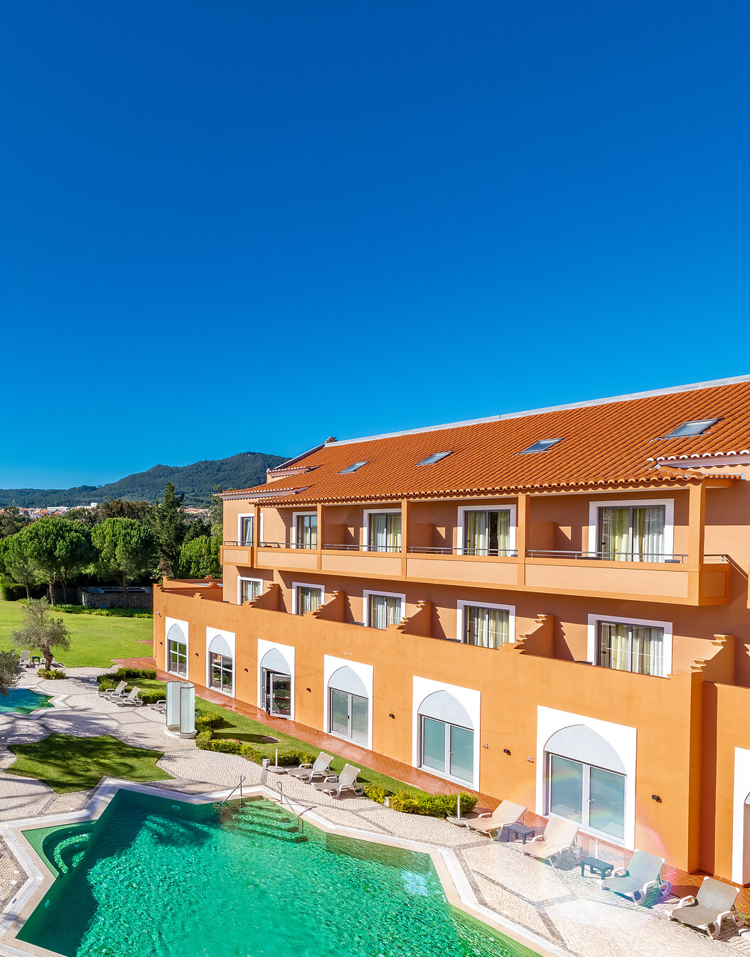 Ansicht des Pestana Sintra Golf, ein 4-Sterne-Hotel in Sintra mit Außenpool, Garten und Golfplatz