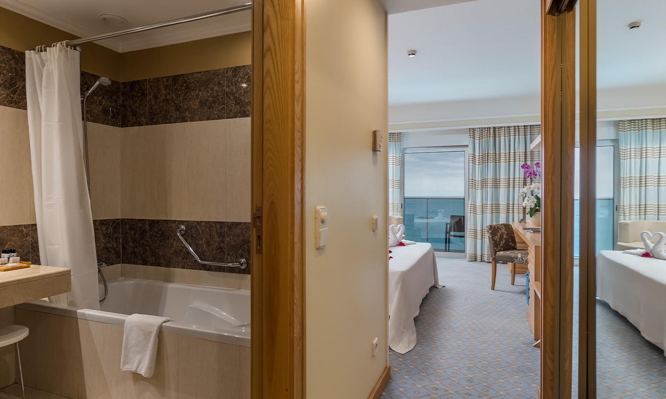 Die Suite im Pestana Carlton Madeira hat ein Bad, einen Balkon und ein Doppelbett