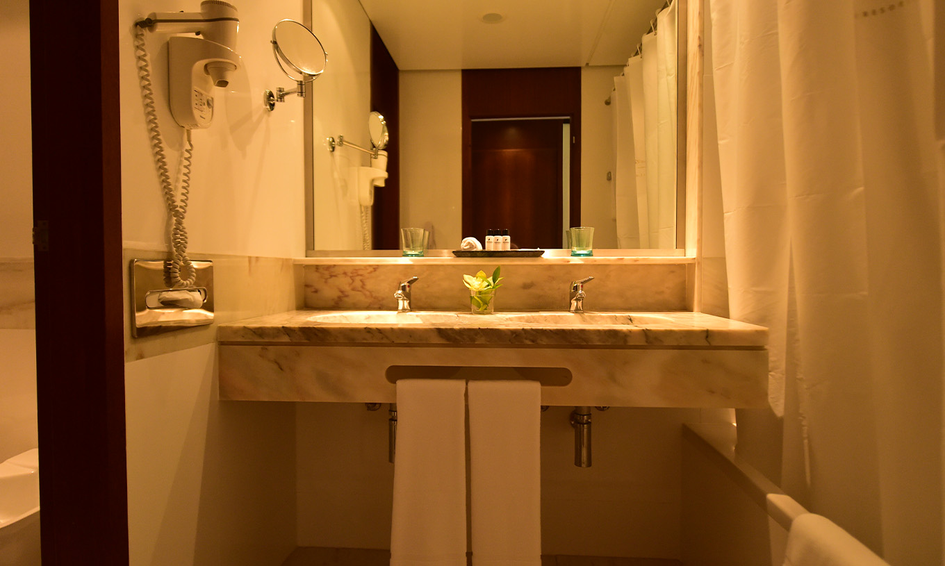 Das Klassische Zimmer mit Gartenblick im Pestana Casino Park hat ein Badezimmer mit Marmorlavabo, Badewanne und Fön