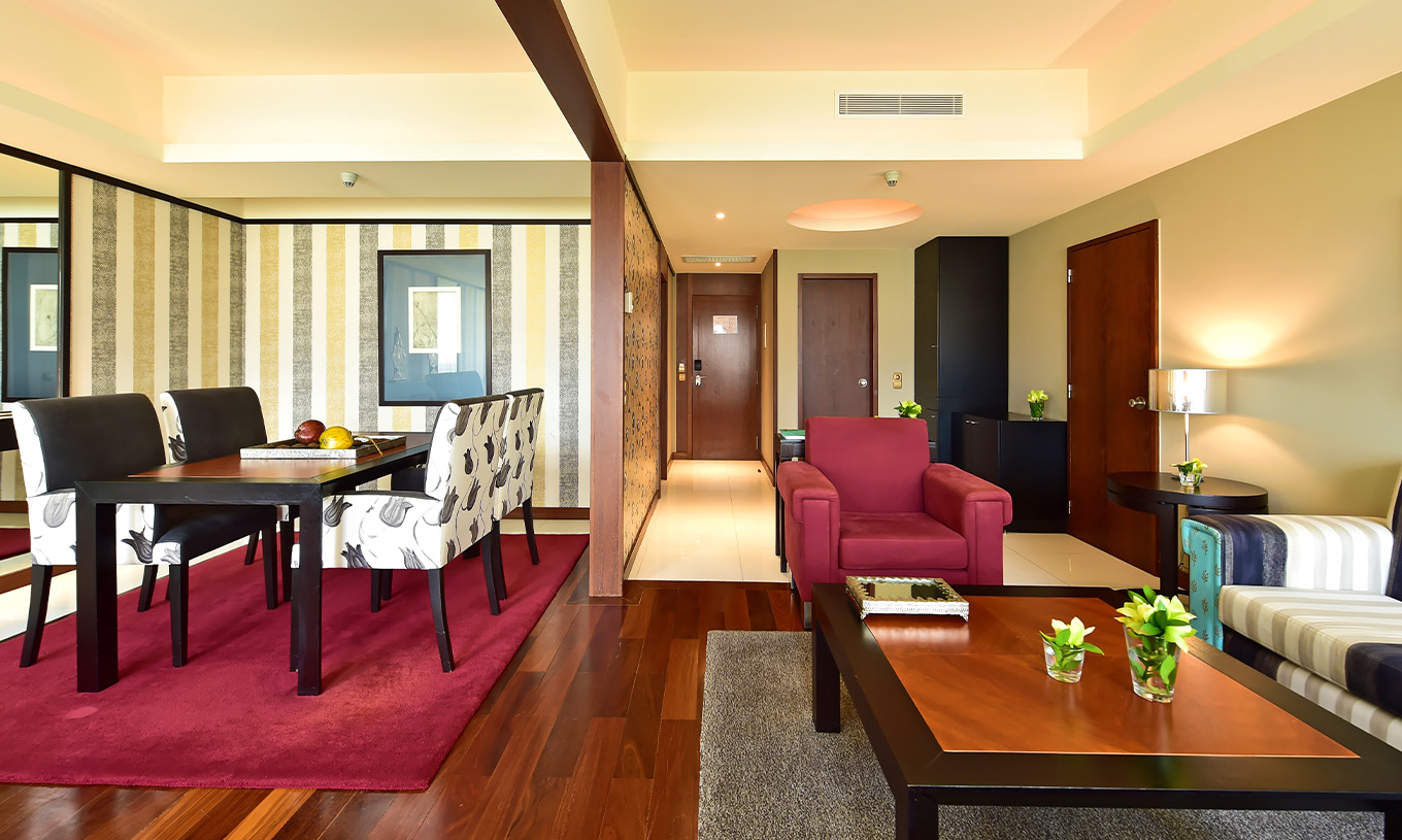 Die Präsidentensuite im Pestana Casino Park hat ein Wohnzimmer mit Esstisch, Sofa und Sessel