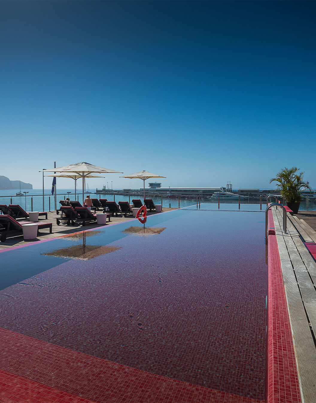 Rosa Außenpool mit Meerblick im Cristiano Ronaldo Hotel im Zentrum von Funchal