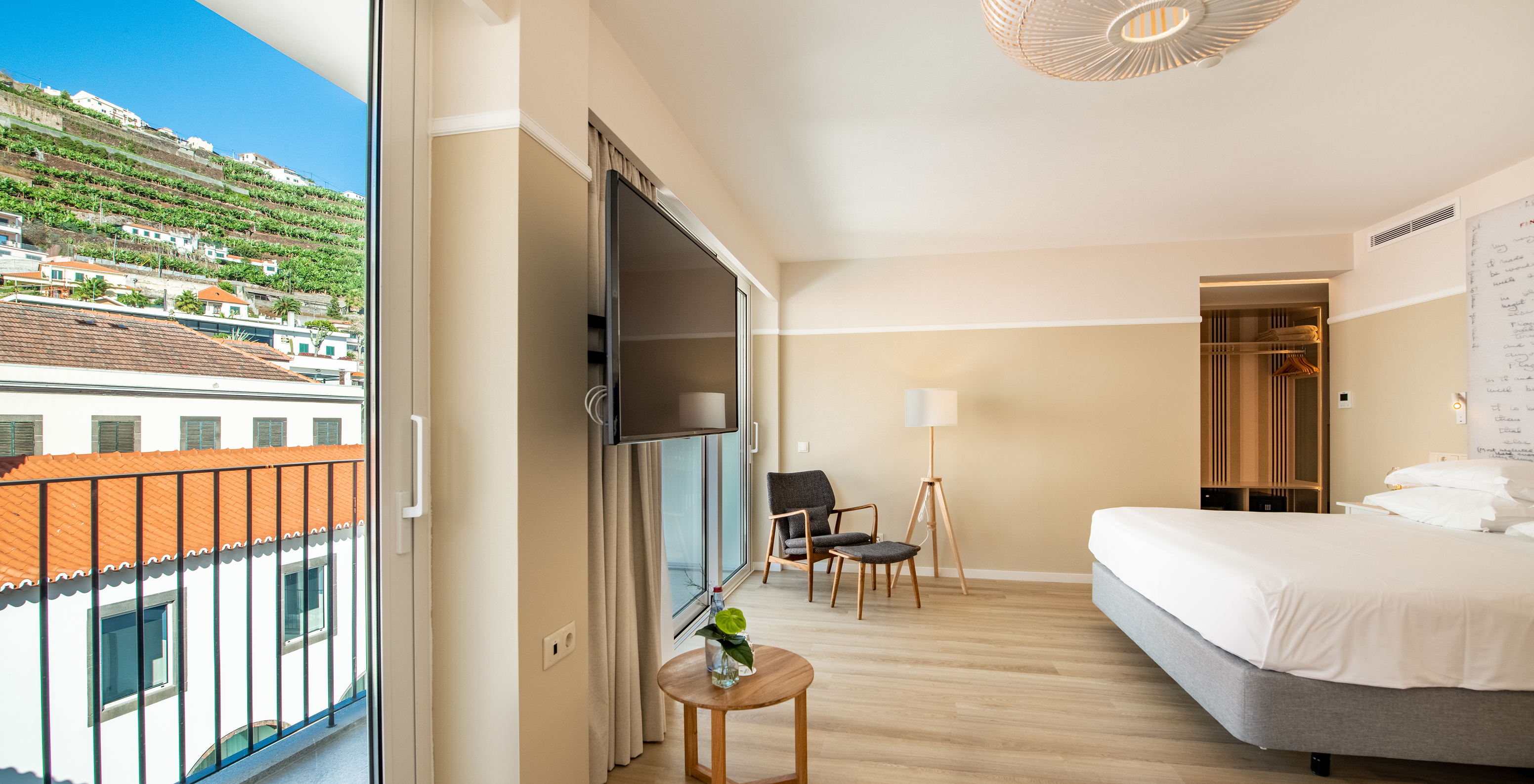 Das Superior Familien Zimmer im Pestana Fisherman hat großzügigen Raum und Balkon mit Stadtblick