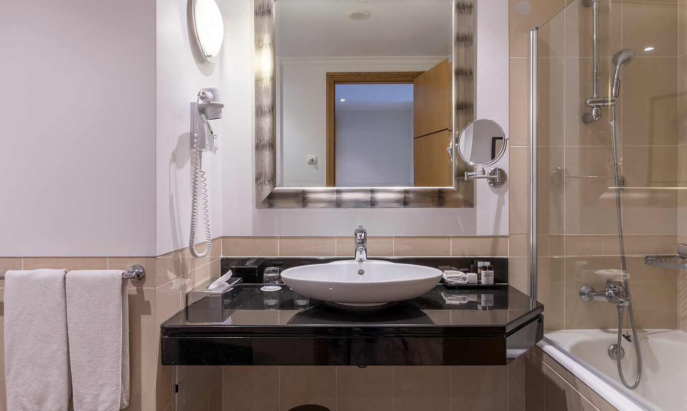 Das Klassische Zimmer mit Innenblick im Pestana Grand hat Bad mit Waschbecken und Badewanne