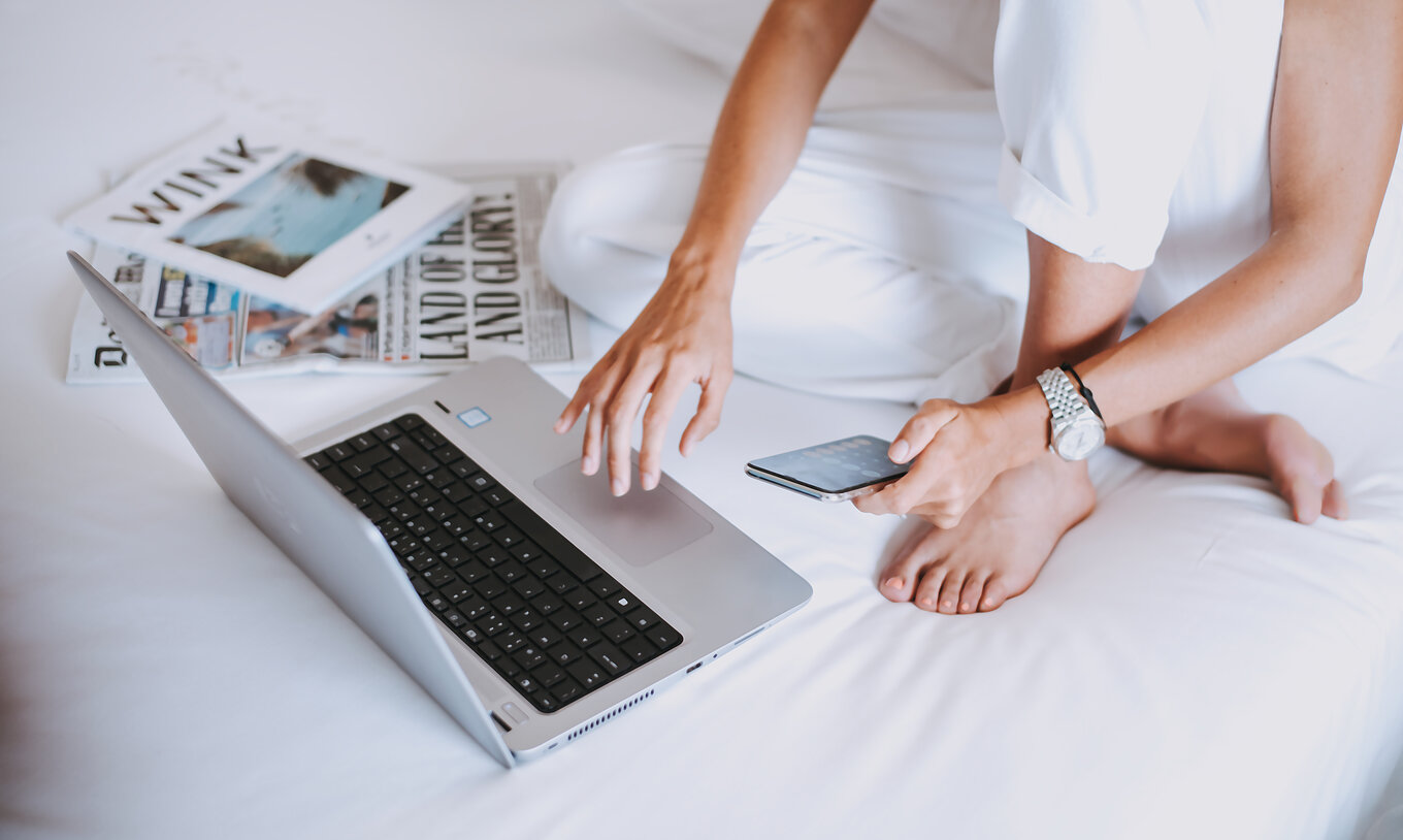 Das T2-Apartment im Pestana Madeira Beach Club hat Doppelbett, wo man am Computer arbeiten kann