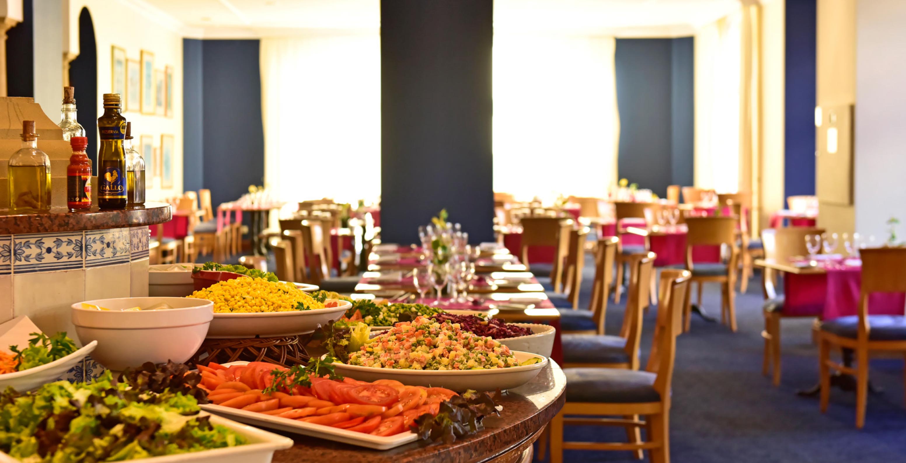 Das Restaurant A Vila, im Hotel de Charme auf Madeira hat Frühstück mit einem Obstbuffet und Tischen