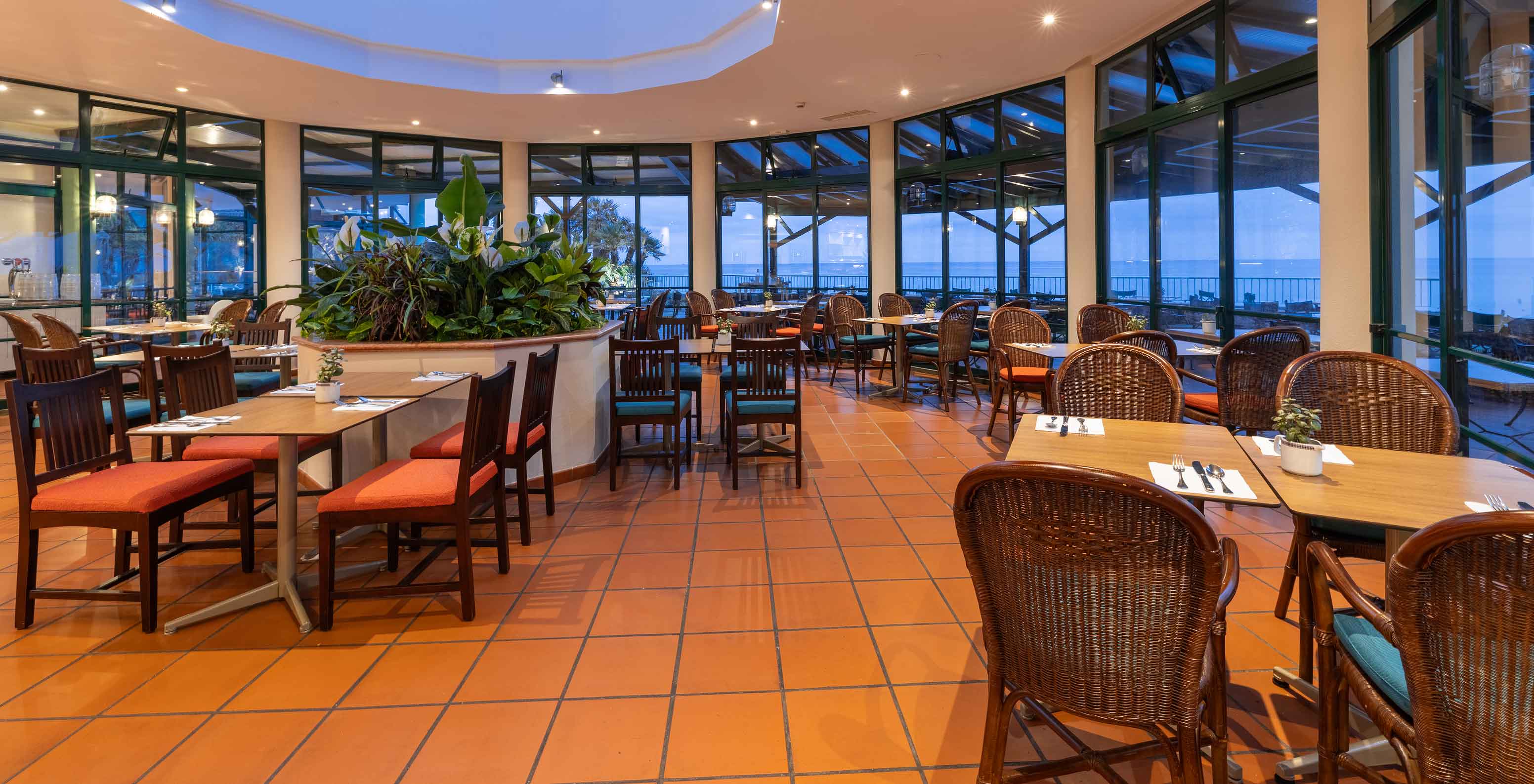 Das Restaurant Arlequim im 5-Sterne-Hotel in Funchal, Madeira bietet einen Panoramablick auf den Strand