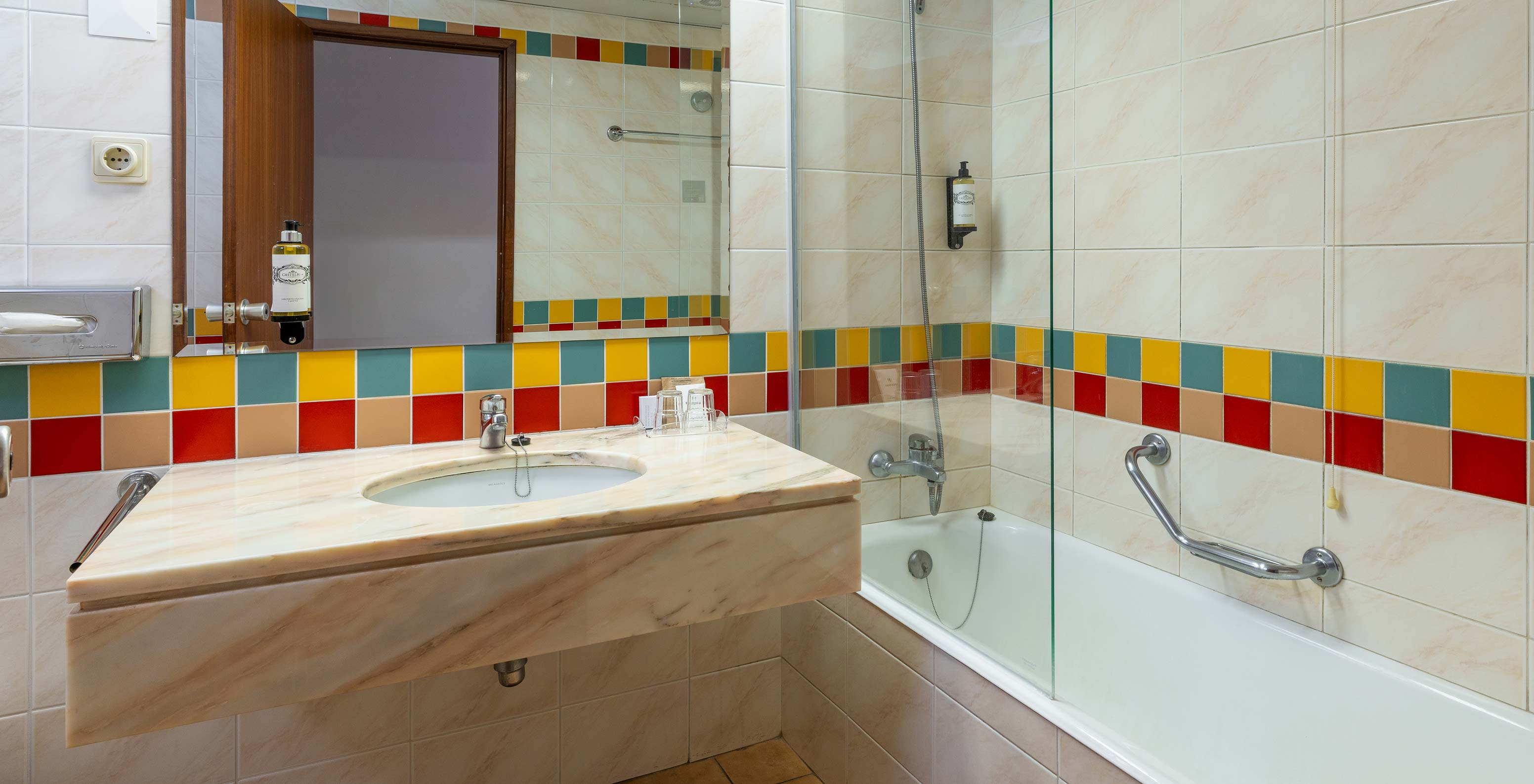 Das Premium Sea View im Pestana Ocean Bay All Inclusive verfügt über ein Badezimmer mit Badewanne, Waschbecken und Spiegel