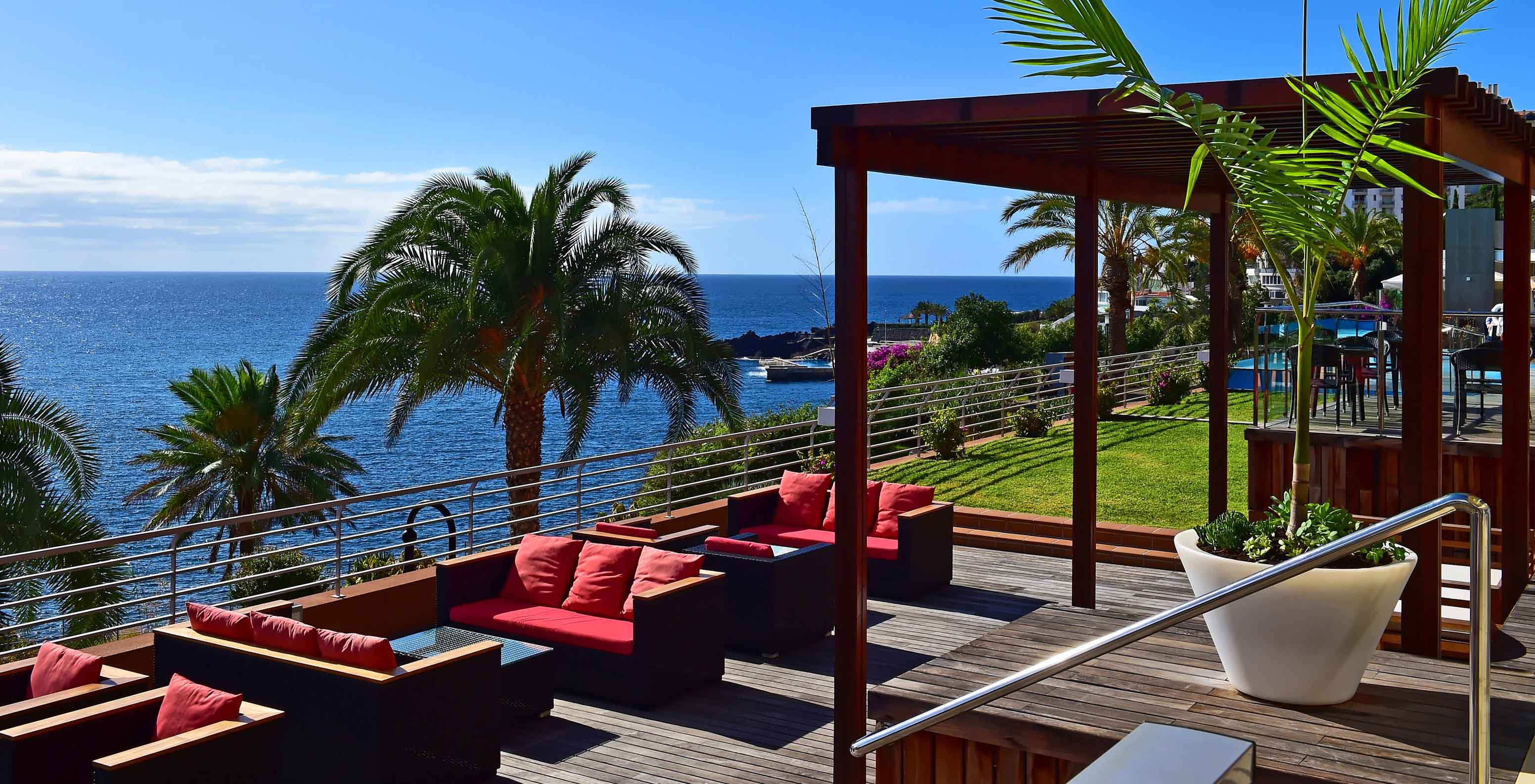 Das Rooftop im Pestana Promenade hat einen Pool, bequeme Sofas und Meerblick