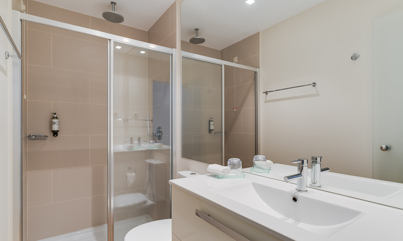 Das Twin Klassik Vista Promenade Zimmer hat ein Bad mit Dusche, Toilette und Waschbecken 