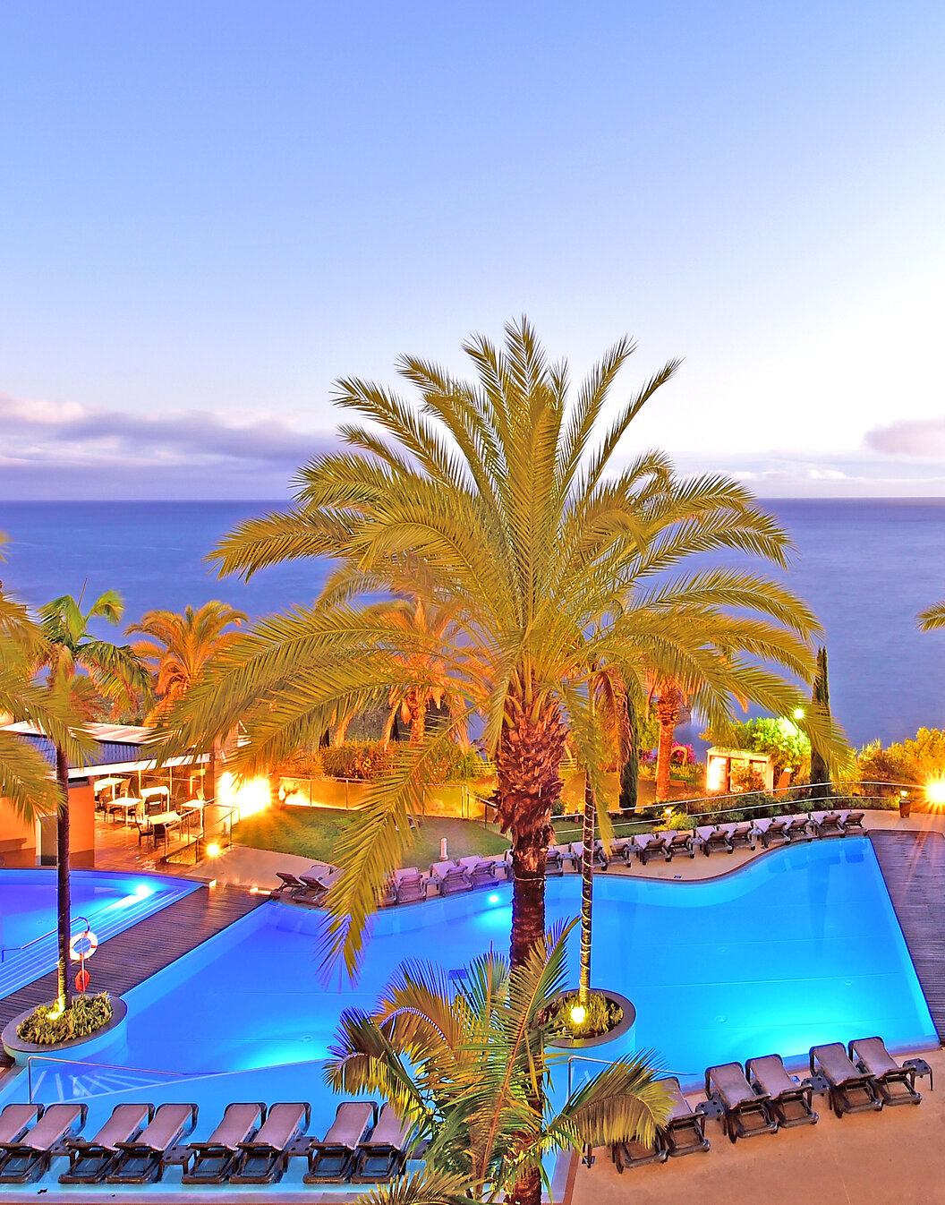 Blick auf den Pool des Pestana Promenade, ein Hotel auf Madeira nahe Strand und Lido mit Meerblick