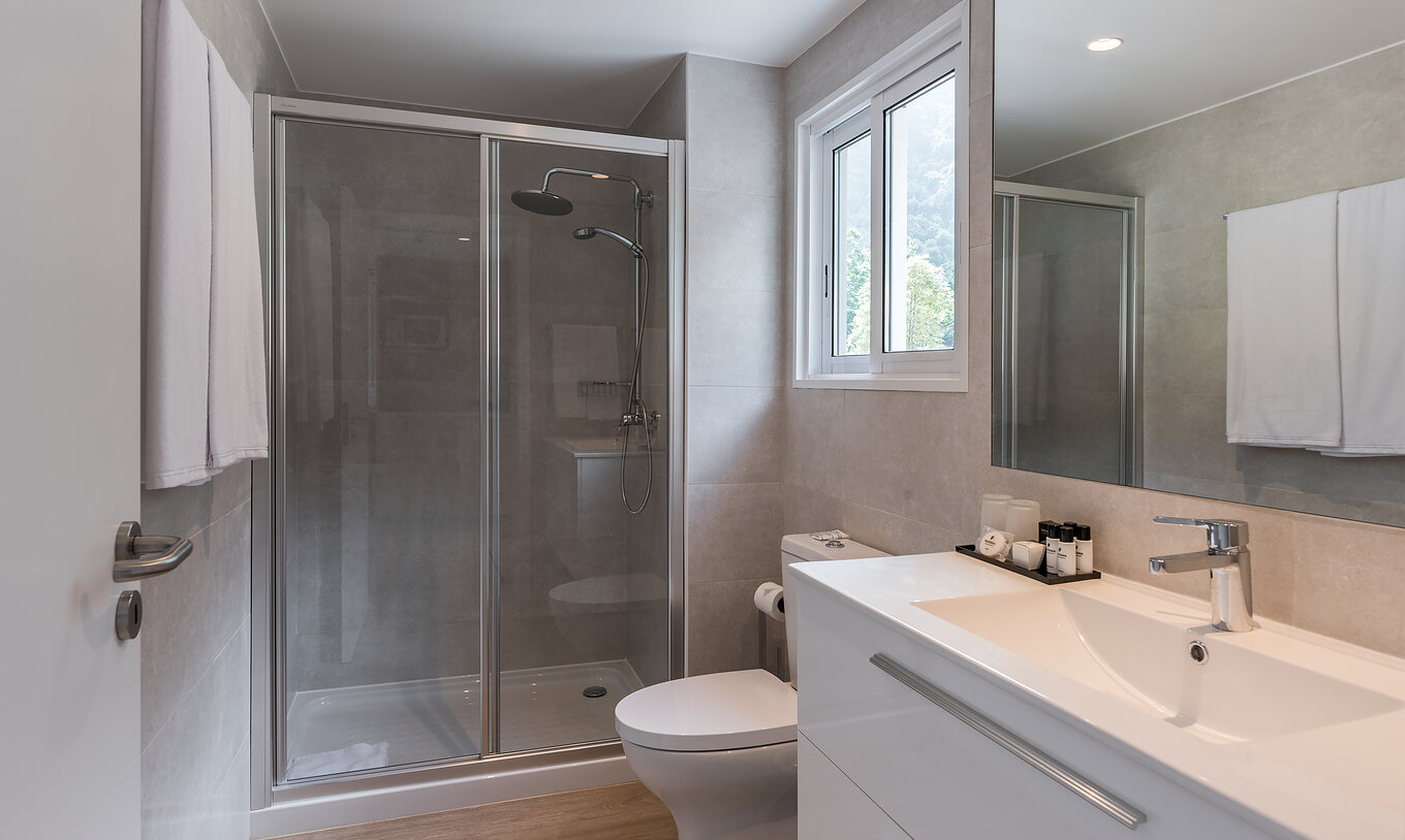 Das Studio mit Meerblick hat ein Bad mit Dusche, Toilette, Waschbecken mit großem Spiegel und Fenster 