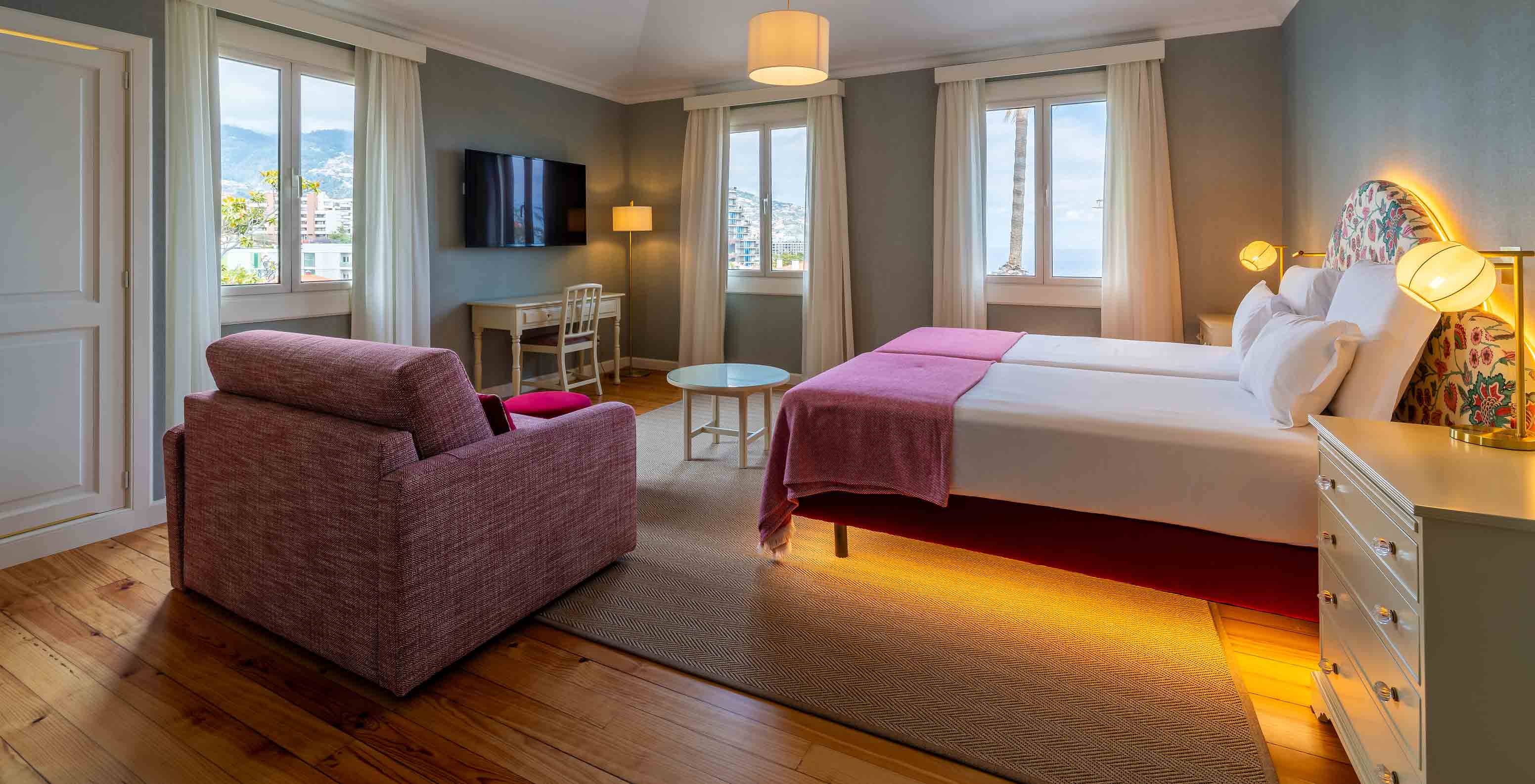 Die Junior Suite mit seitlichem Meerblick im Pestana Quinta Perestrello verfügt über ein Doppelbett und einen Fernseher