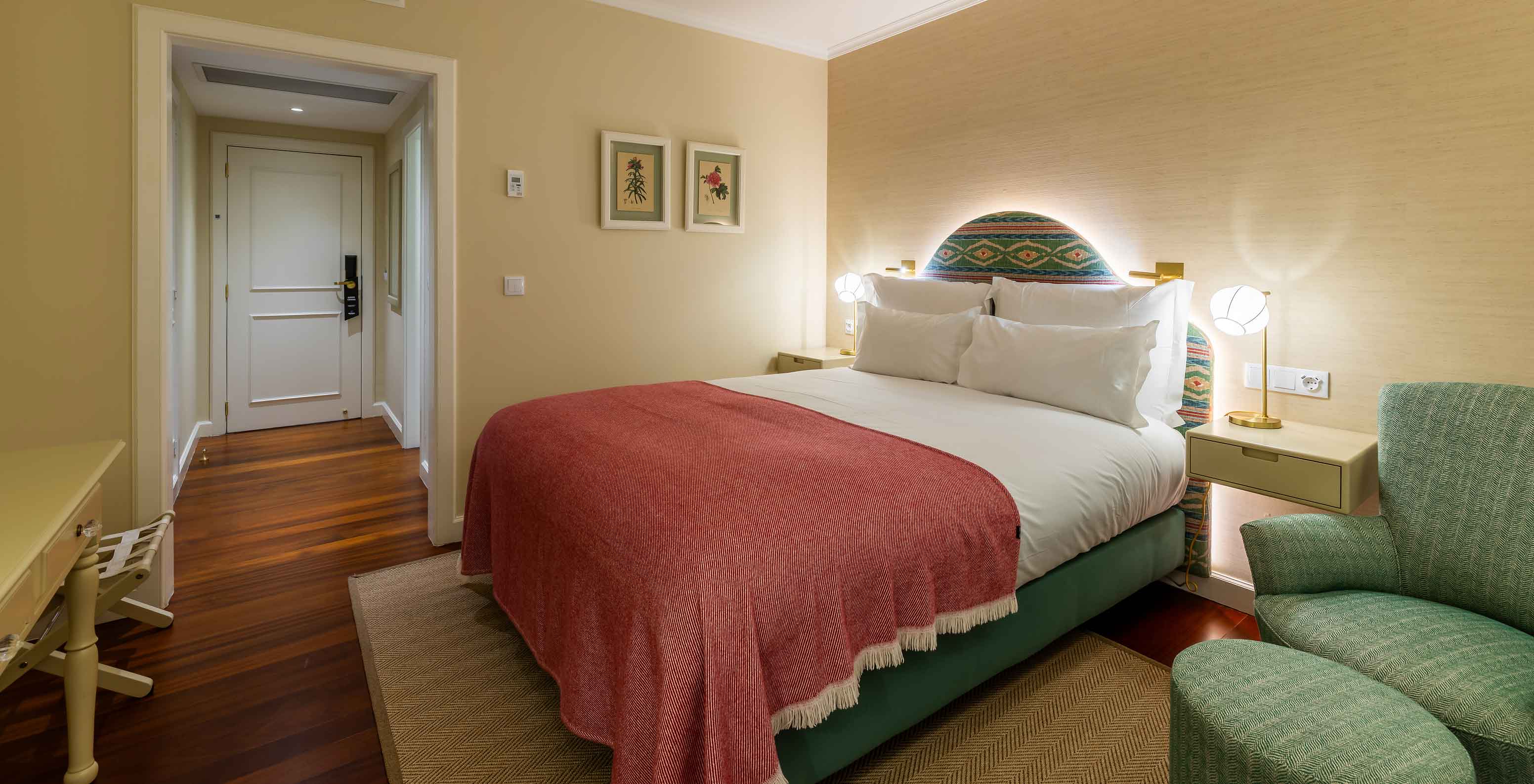 Das Zimmer mit seitlichem Meerblick im Pestana Quinta Perestrello verfügt über ein Doppelbett mit einer rosa Tagesdecke