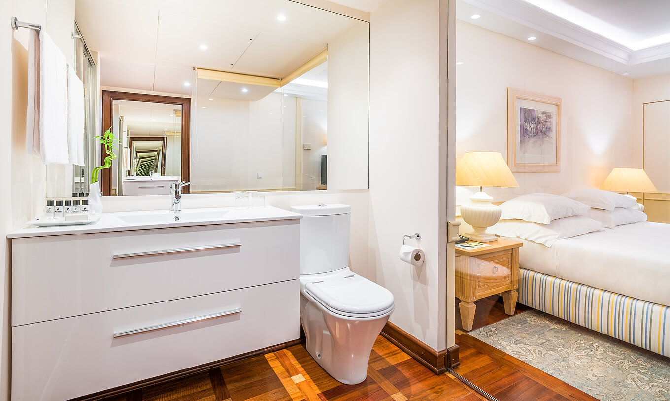 Das Deluxe Zimmer mit Meerblick im Pestana Royal All Inclusive hat ein Bad mit Waschbecken