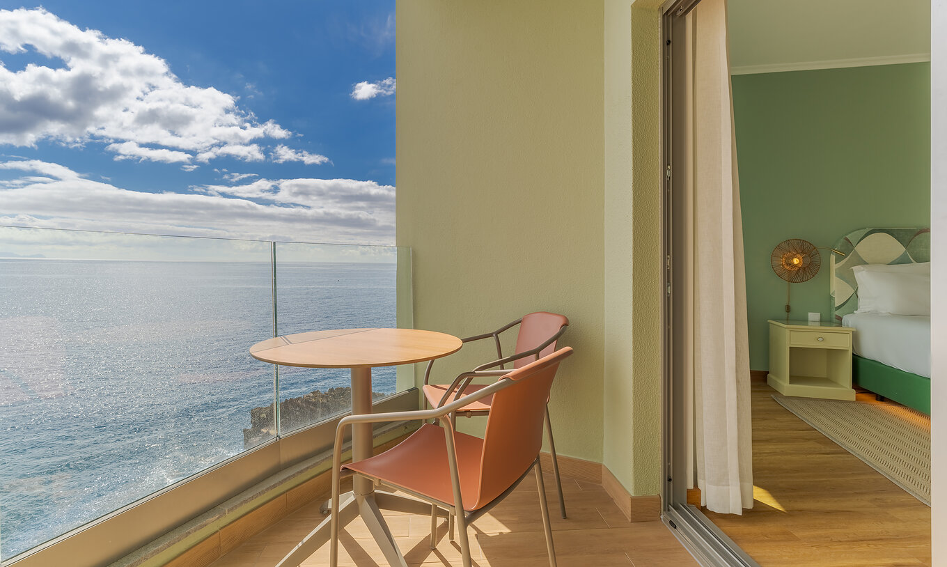 Klassisch Meerblick Pestana Vila Lido Madeira hat einen Balkon mit Tisch, Stühlen und Meerblick