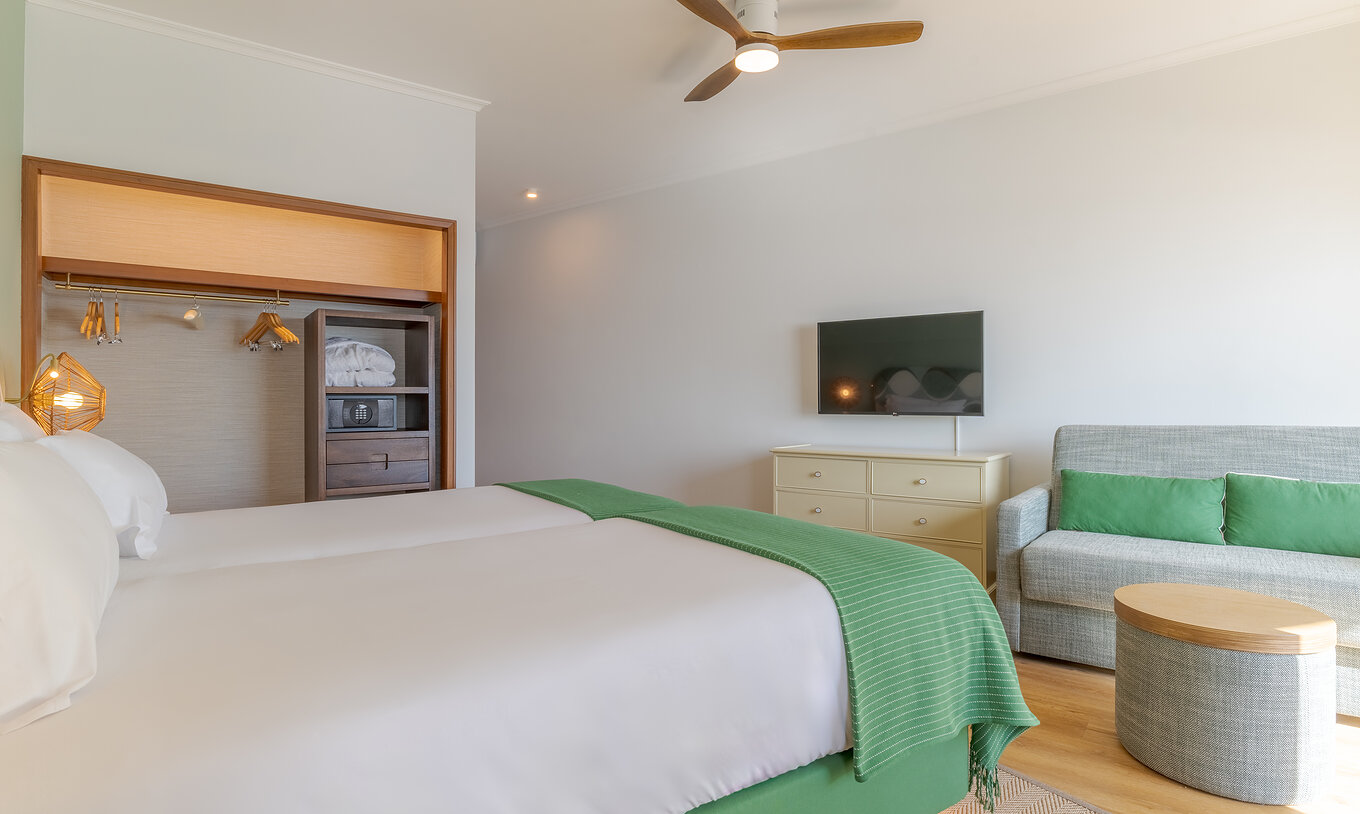 Klassisch Meerblick Pestana Vila Lido Madeira hat einen Fernseher an der Wand, einen Kleiderschrank und zwei Betten