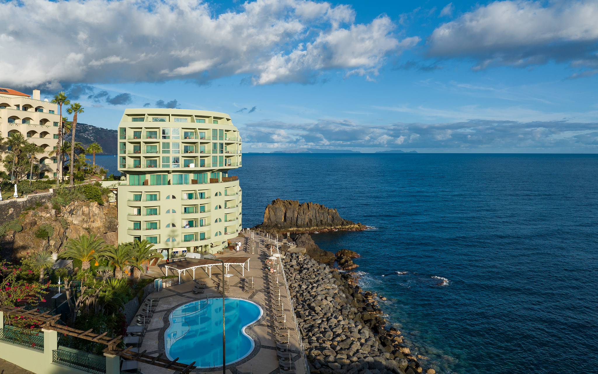 Panoramablick auf das Pestana Vila Lido Madeira, ein 5-Sterne-Hotel am Meer in Funchal mit Pool