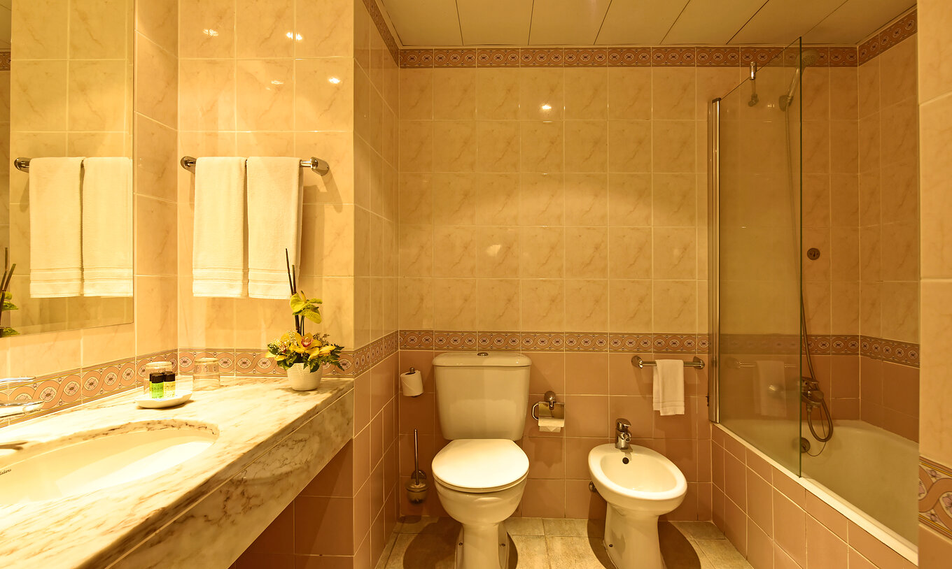 Studio Classic Pestana Village hat ein Badezimmer mit WC, Bidet, Waschbecken mit Spiegel und Badewanne mit Dusche