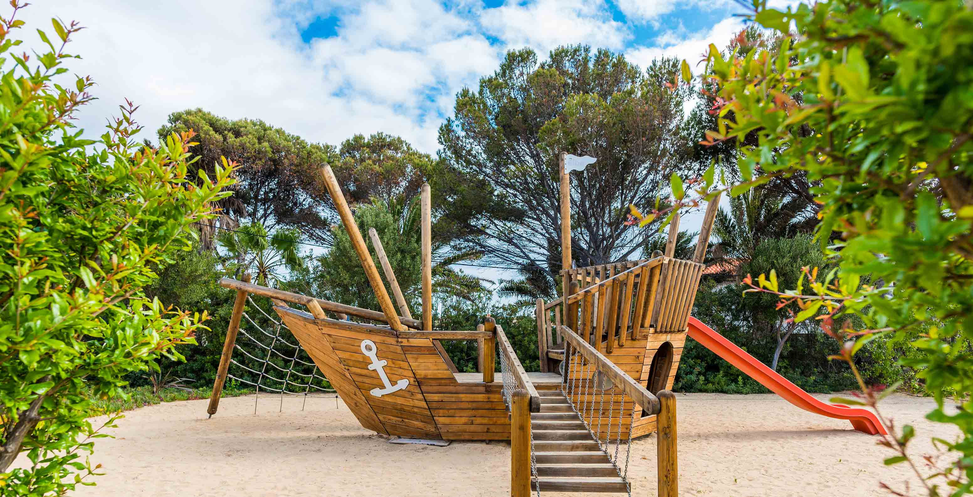 Spielplatz mit großem hölzernen Piratenschiff, roter Rutsche & Kletternetz im Pestana Porto Santo