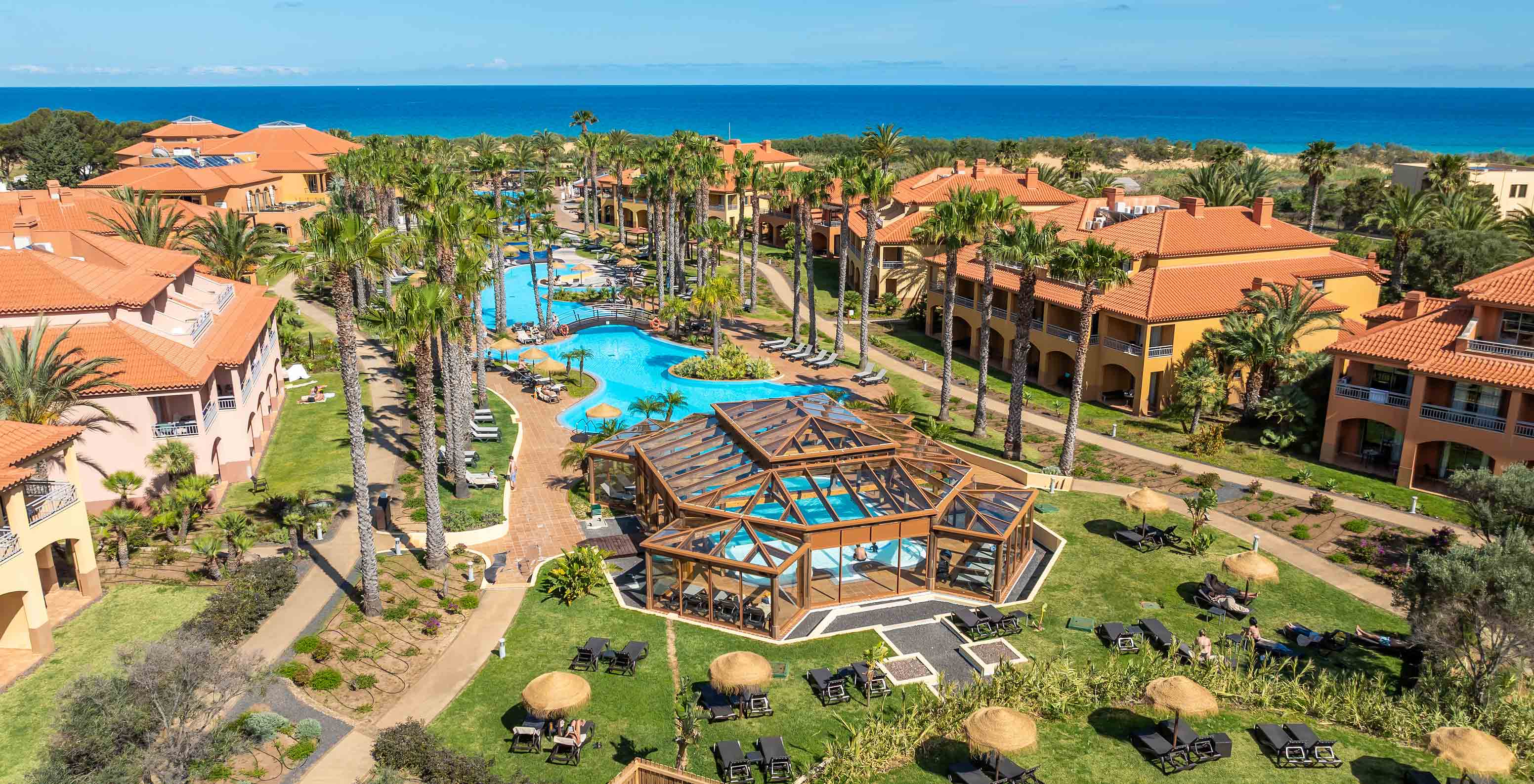 Panoramablick vom Pestana Porto Santo All Inclusive auf das Meer, mit Garten und Pool zwischen den Villen