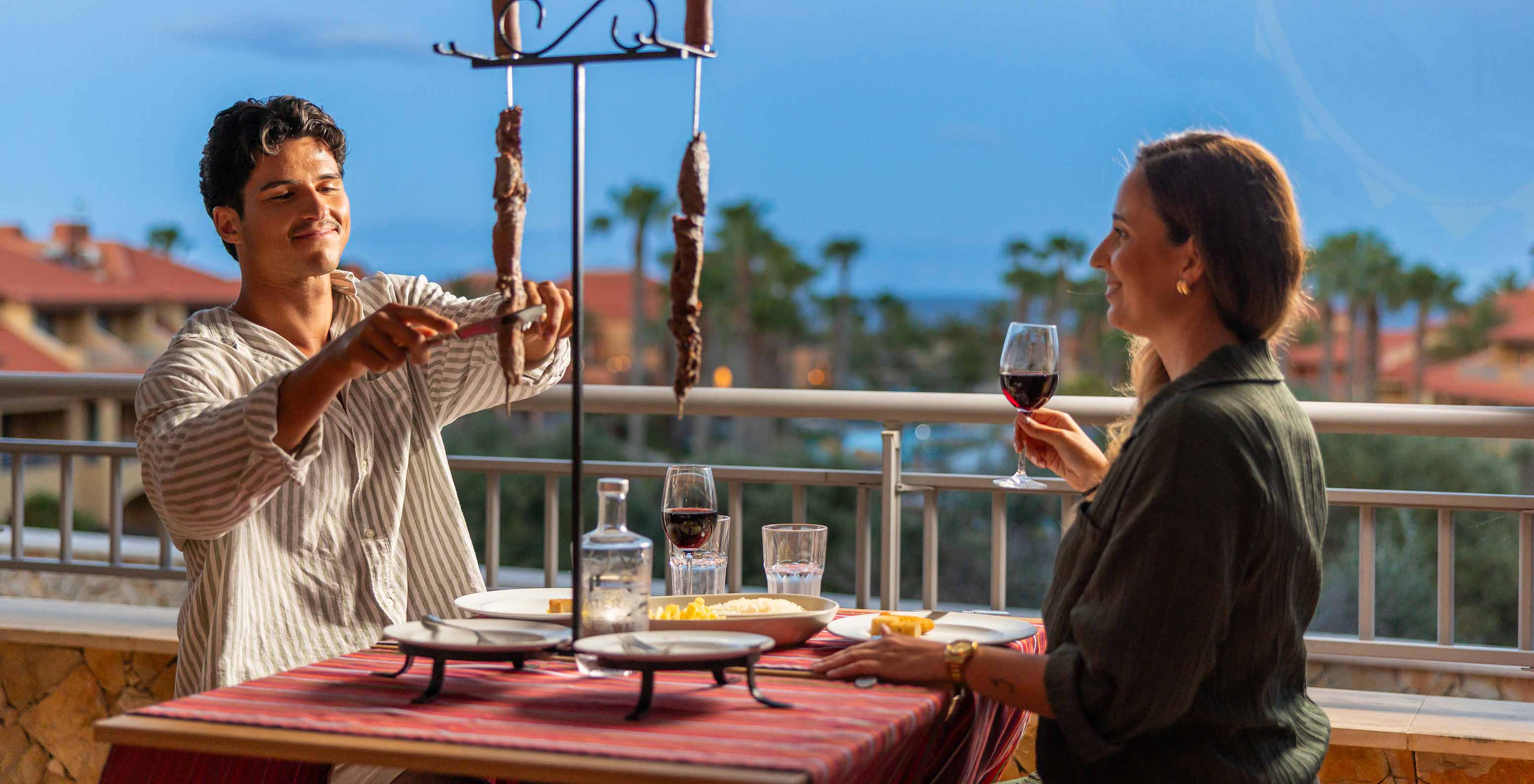 Das Restaurant Madeira Lovers im 5-Sterne-Resort auf Porto Santo hat eine Terrasse mit Blick auf den Garten.