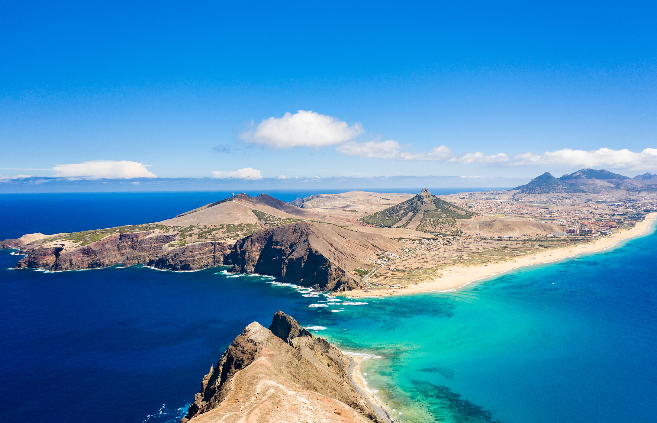 Panoramablick auf Porto Santo, mit seinen goldenen Stränden und der atemberaubenden Küste, mit blauem Meer