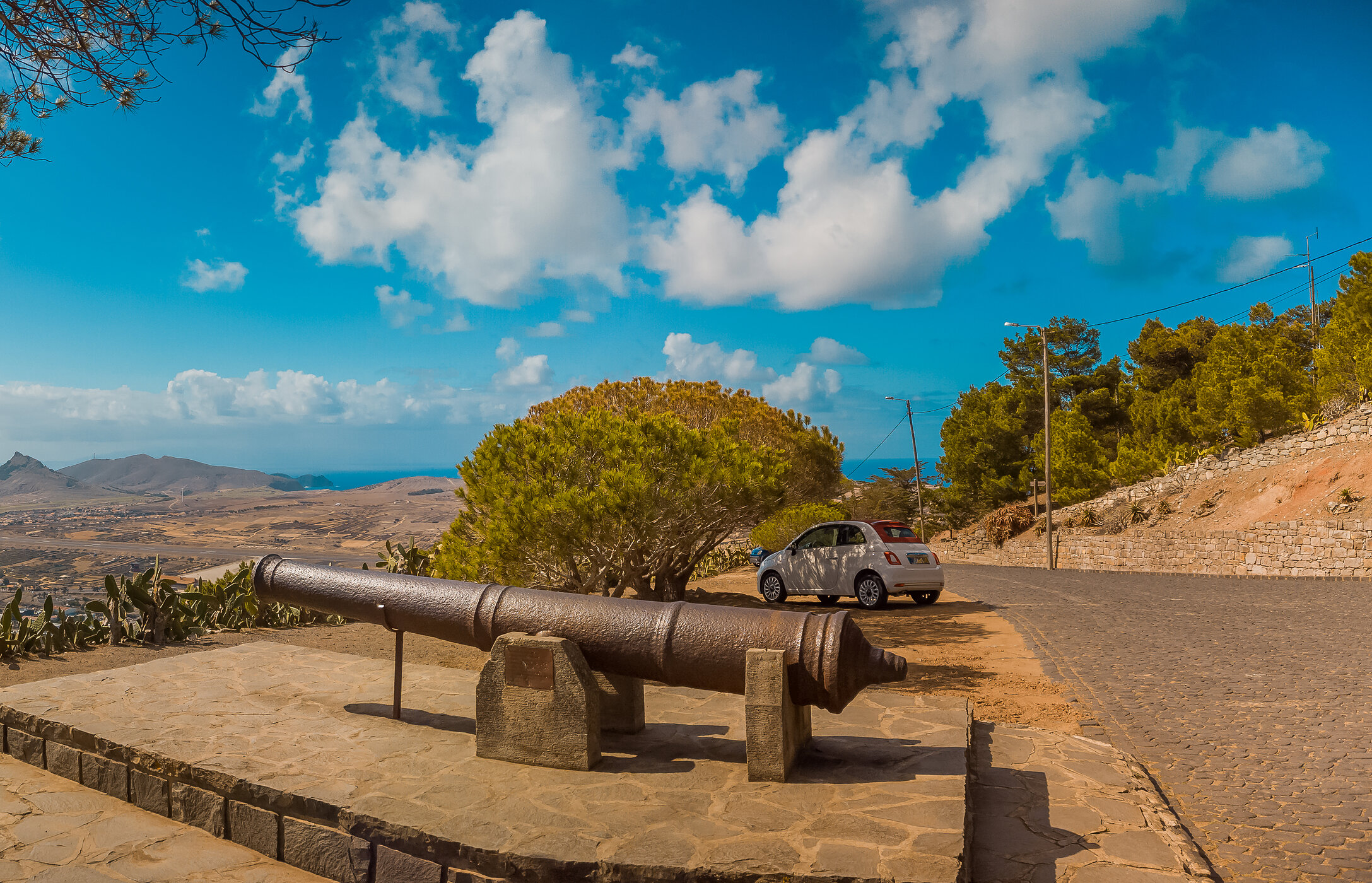 Panoramablick vom Miradouro do Pico Castelo, der die atemberaubenden Landschaften von Porto Santo hervorhebt