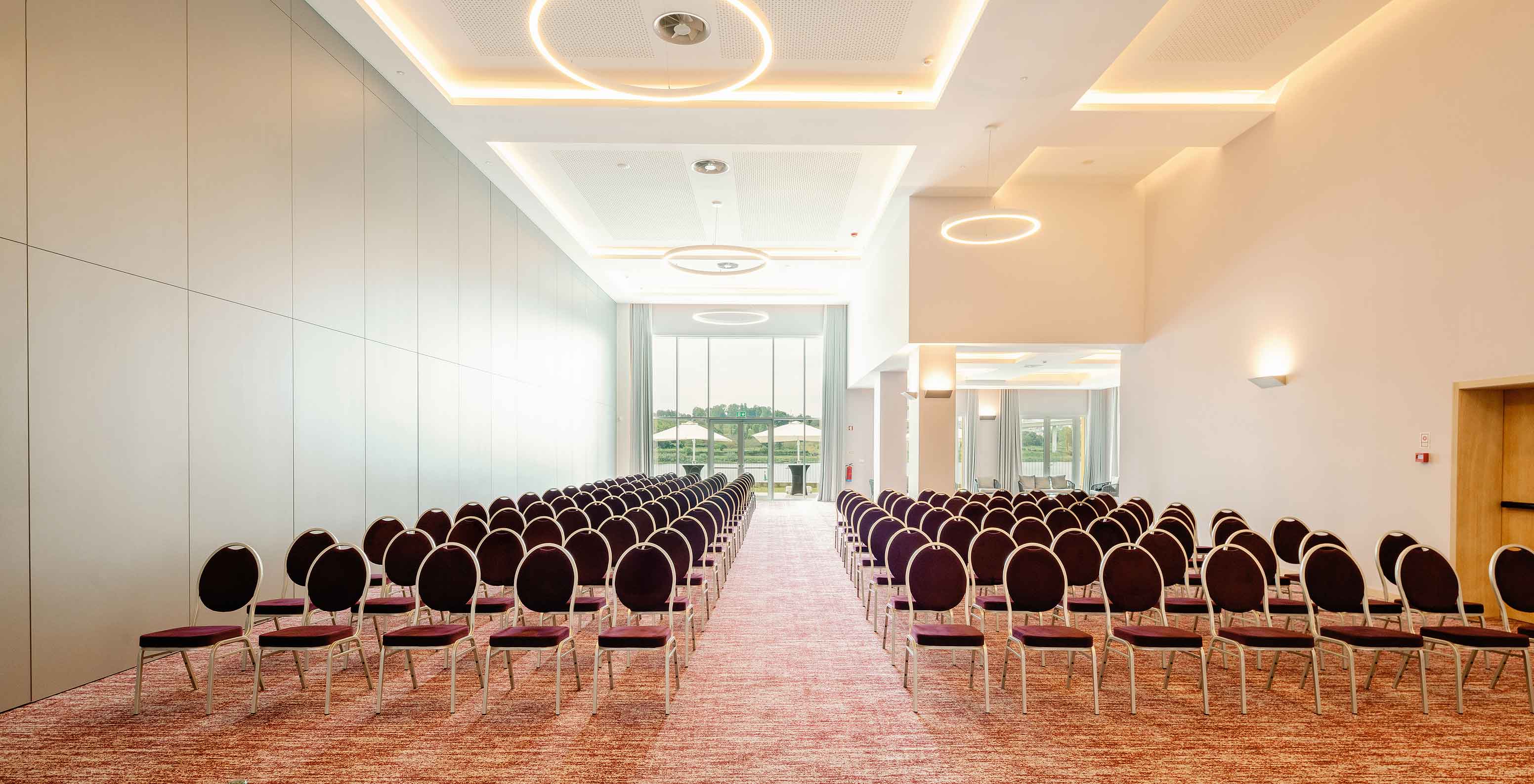 Douro I Raum mit Stühlen und großen Fenstern im Pestana Douro Riverside Hotel mit Pool am Douro