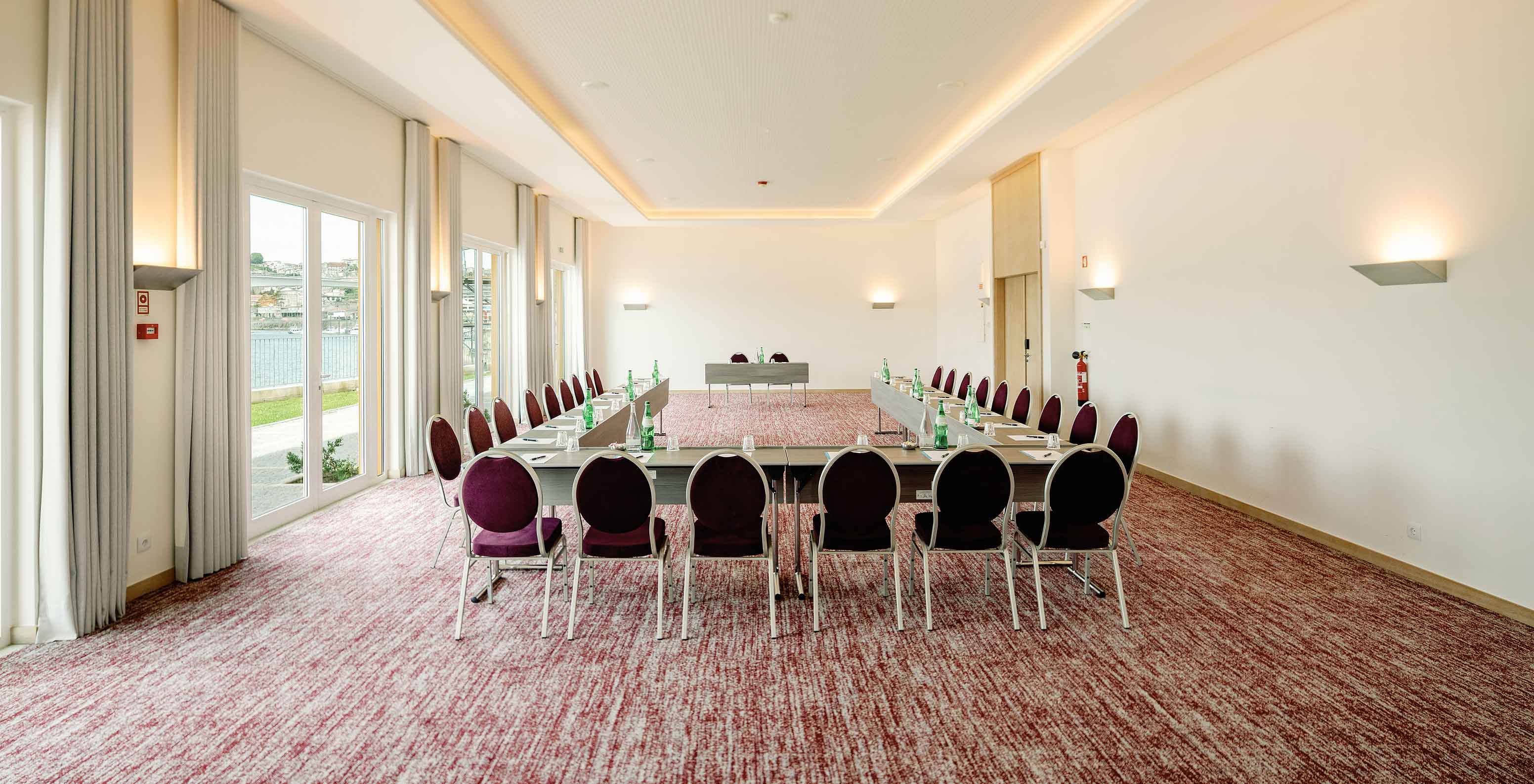 Douro III Raum mit U-förmig angeordneten Tischen im Pestana Douro Riverside Hotel mit Pool am Douro