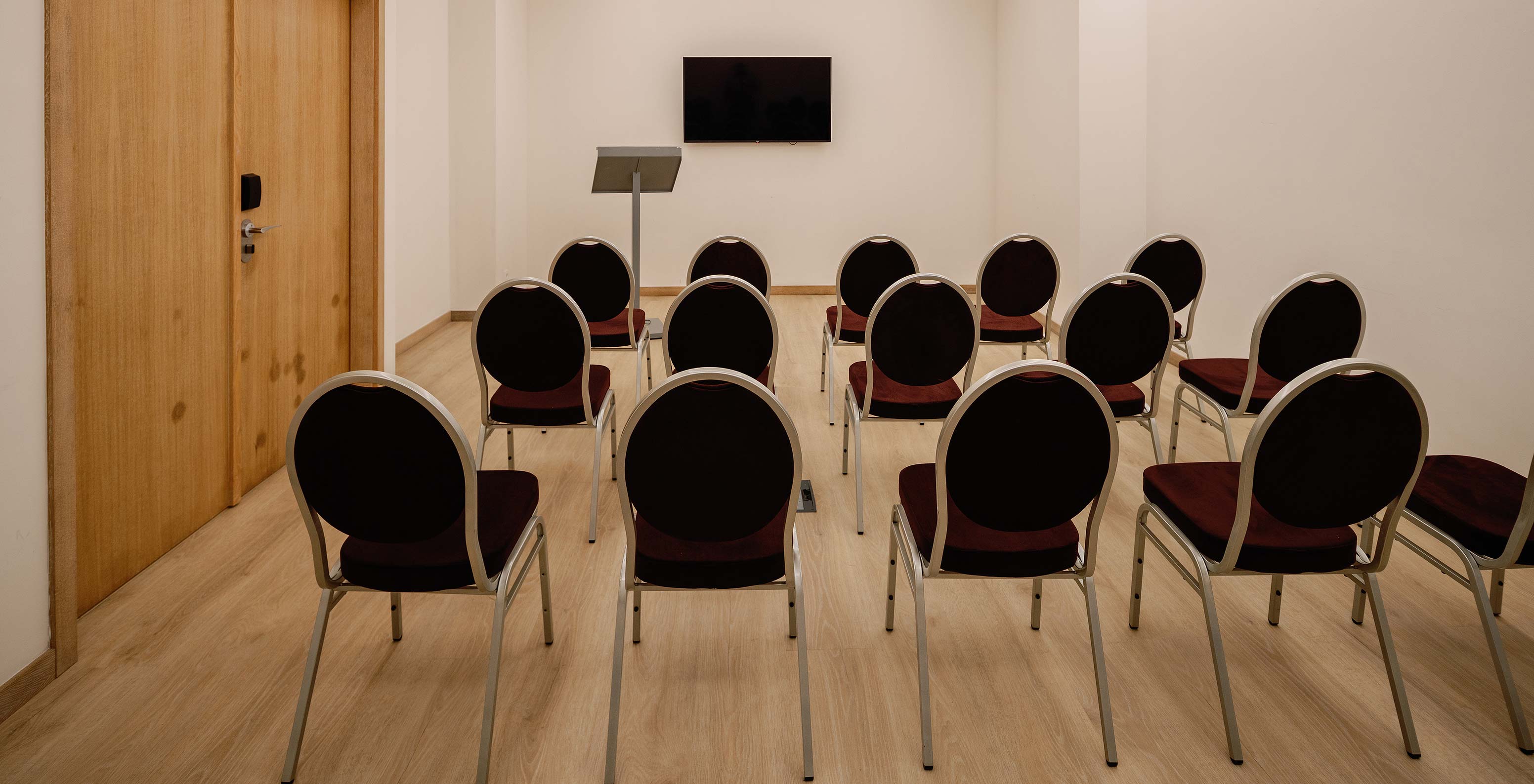 Douro VI Raum mit Stühlen und einem Bildschirm im Pestana Douro Riverside Hotel mit Pool am Douro