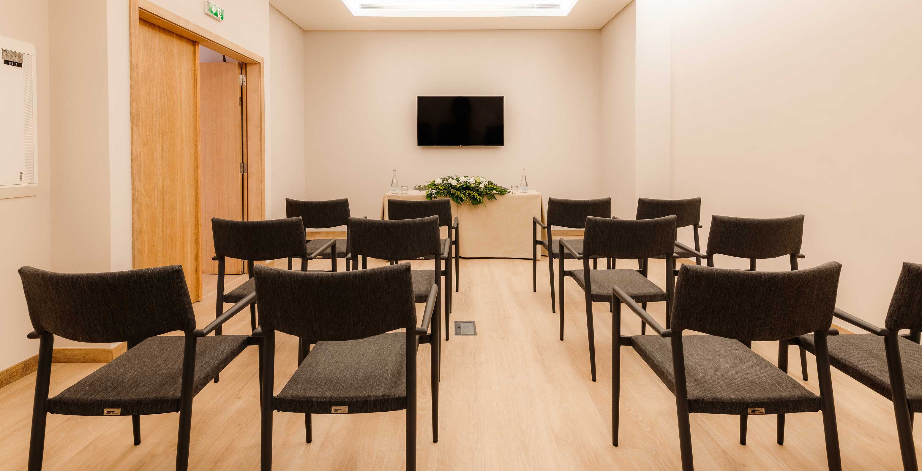 Douro VII Raum mit Stühlen und einem Bildschirm im Pestana Douro Riverside Hotel mit Pool am Douro