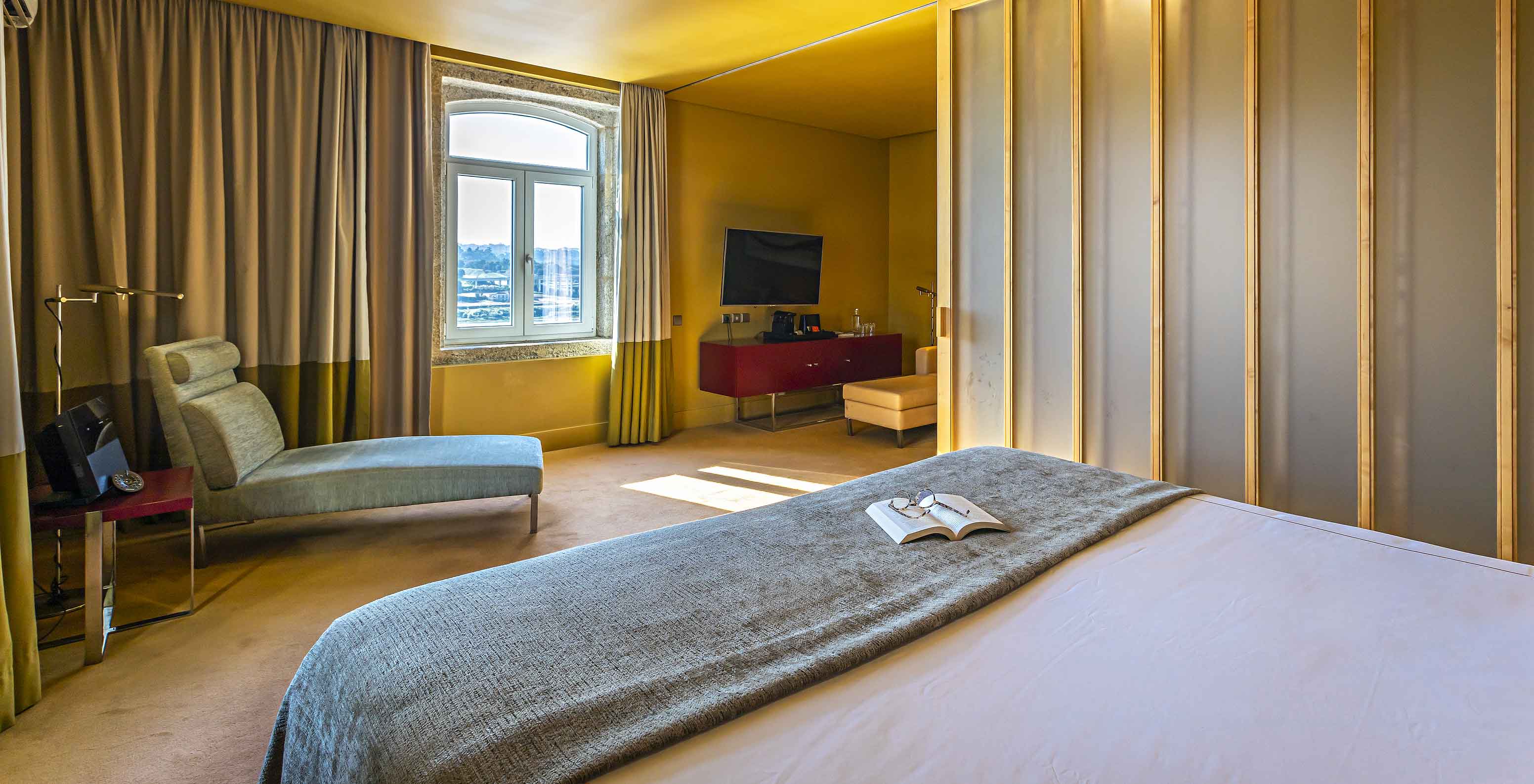 Die Standard Suite verfügt über ein Doppelbett, eine chaise-longue und ein Fenster mit Flussblick