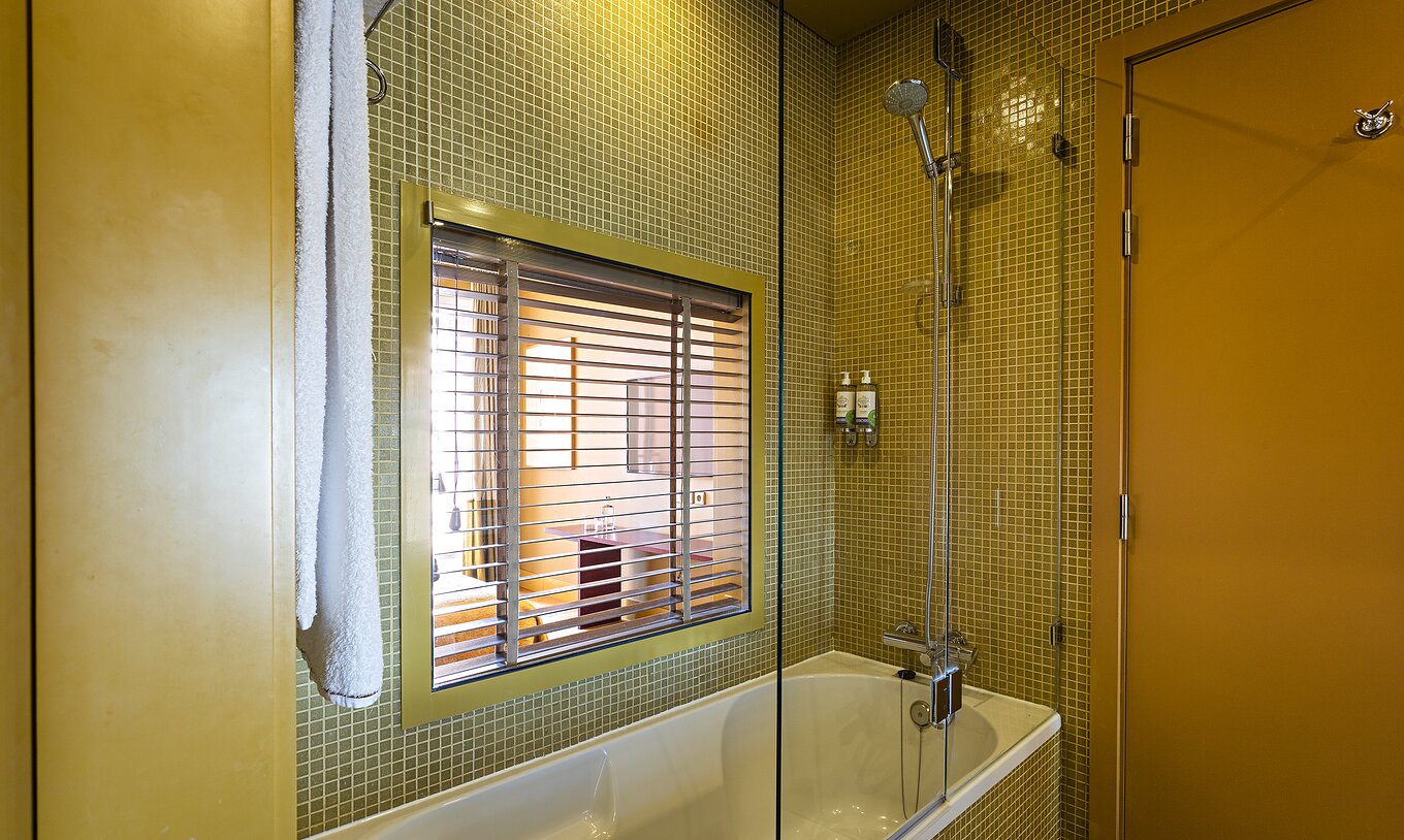 Die Suite Balcony verfügt über ein Badezimmer mit Badewanne und Fenster zum Schlafzimmer