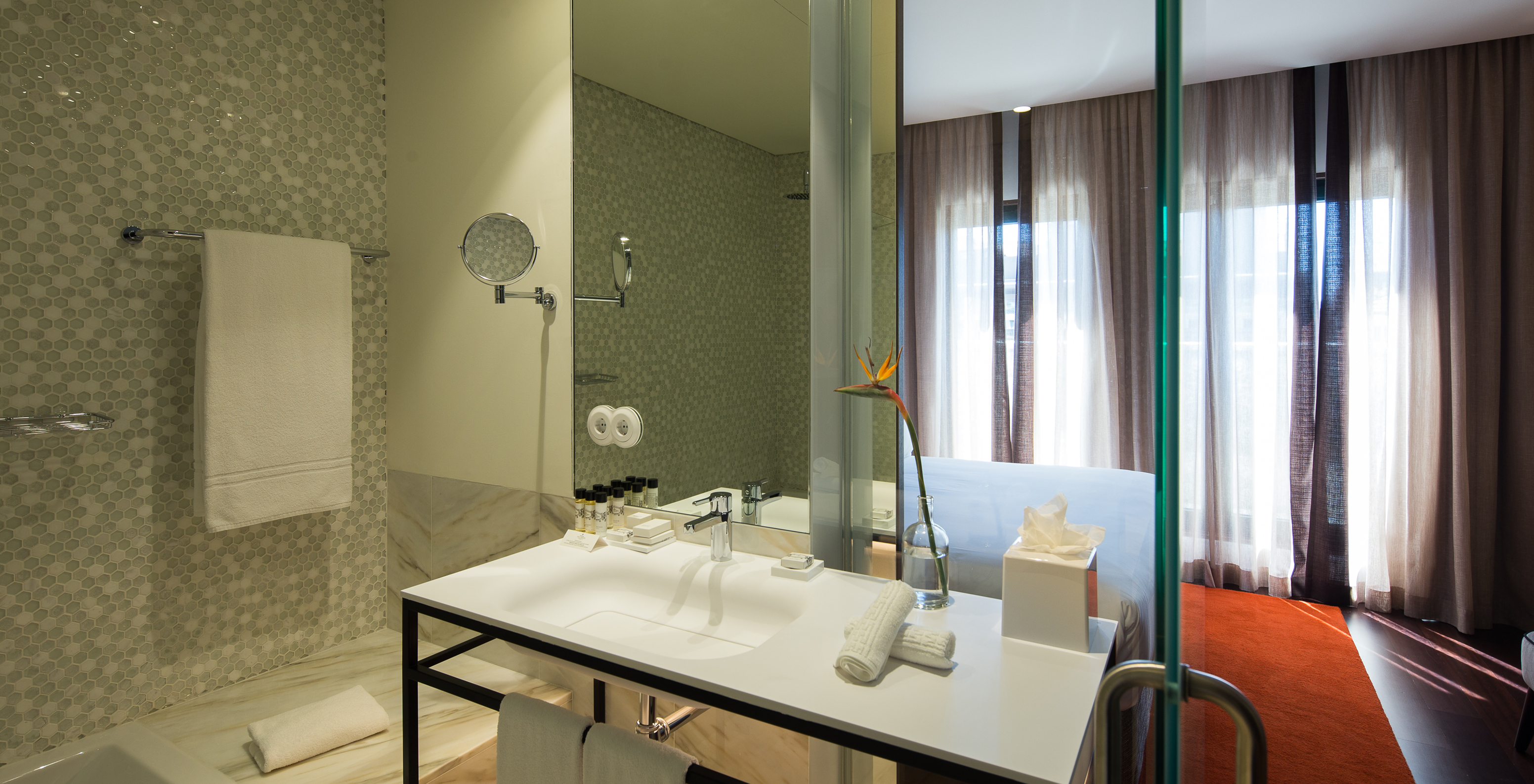 Das Deluxe Executive Grand View Zimmer hat ein Bad mit Badewanne und Waschbecken 