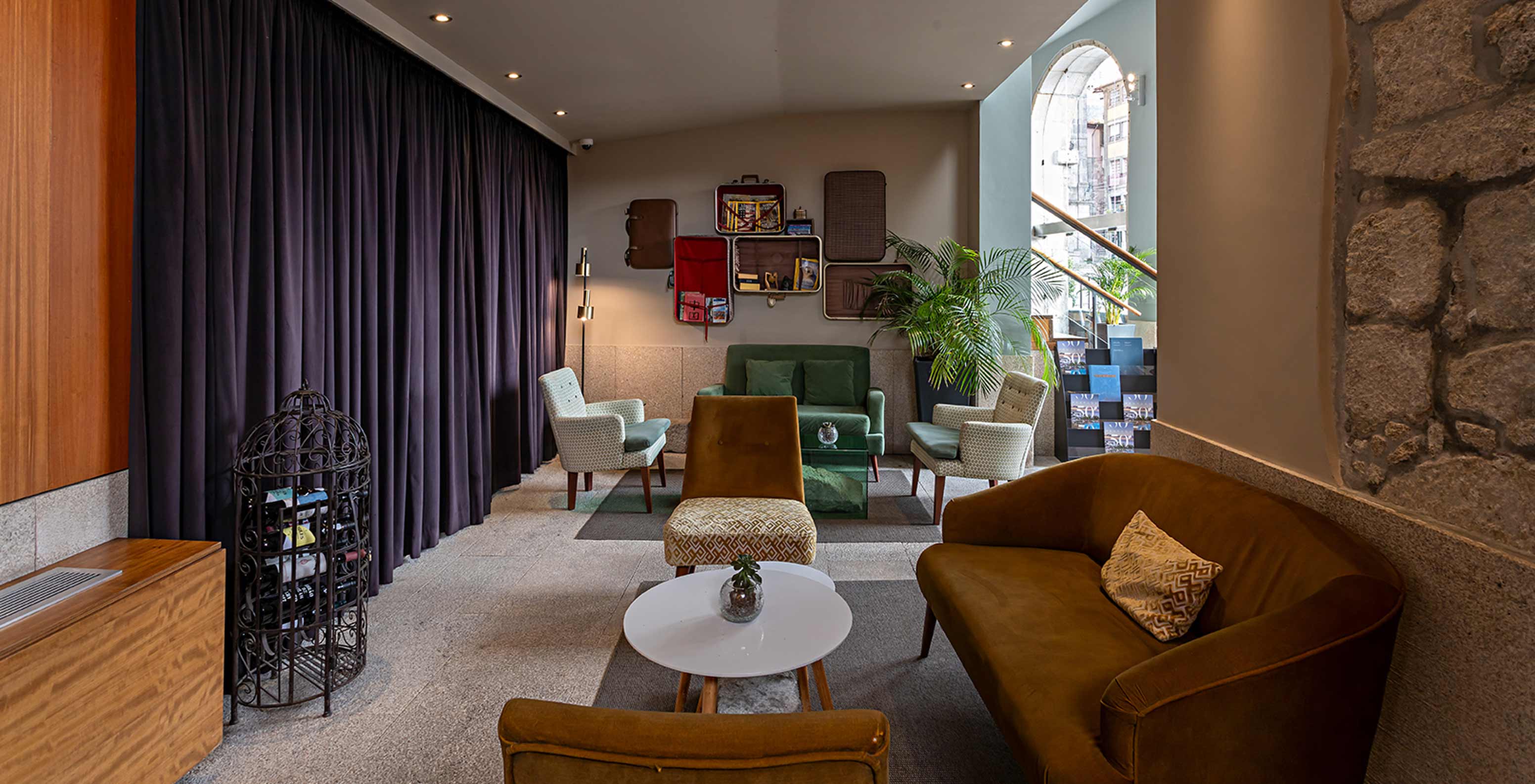 Pestana Vintage Porto verfügt über ein Wohnzimmer mit mehreren Sesseln und einem Sofa, Hotel an der Praça da Ribeira in Porto