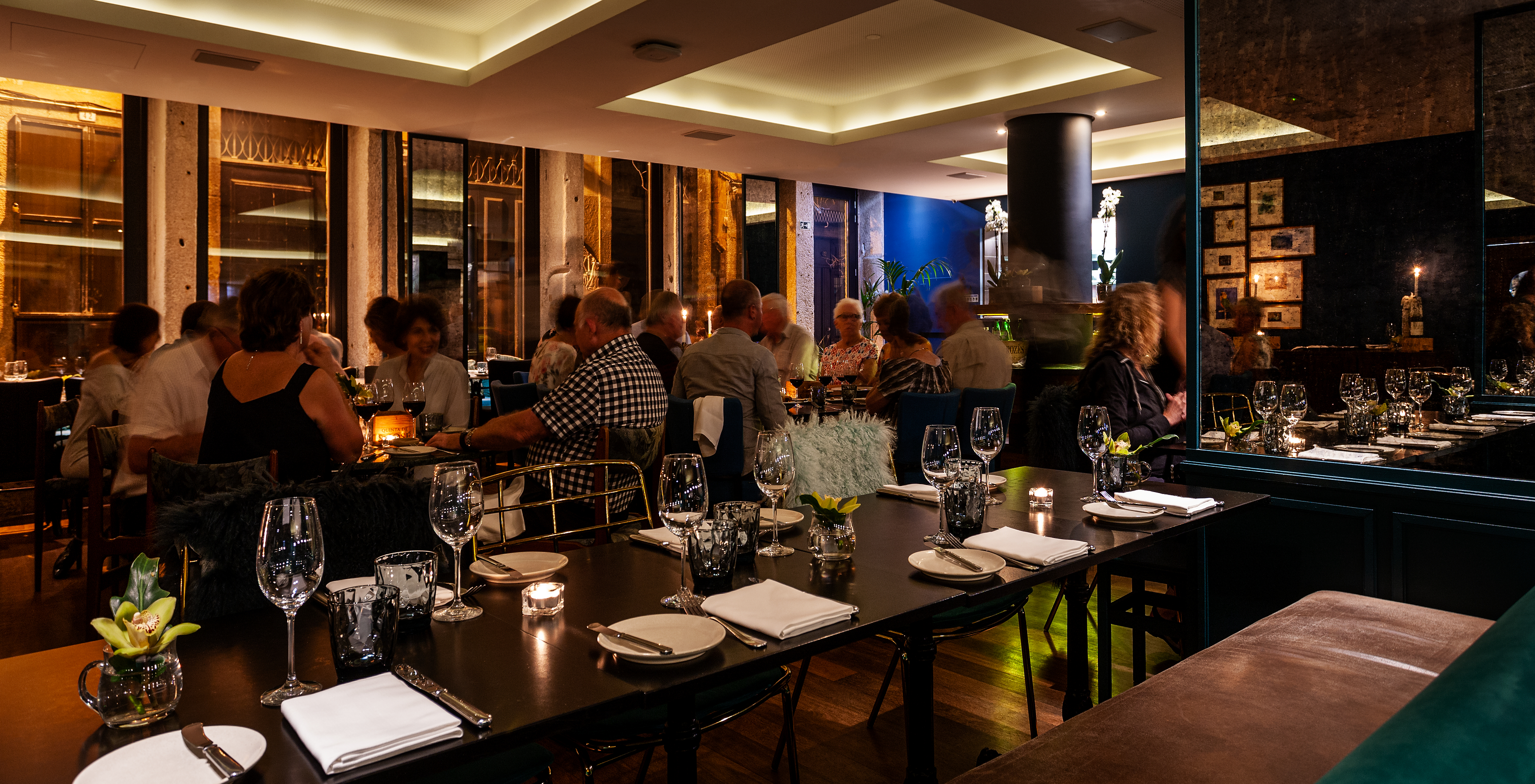 Das Restaurant Rib Beef & Wine, im 5-Sterne-Hotel im Zentrum von Porto, hat große Tische für Mahlzeiten mit Freunden