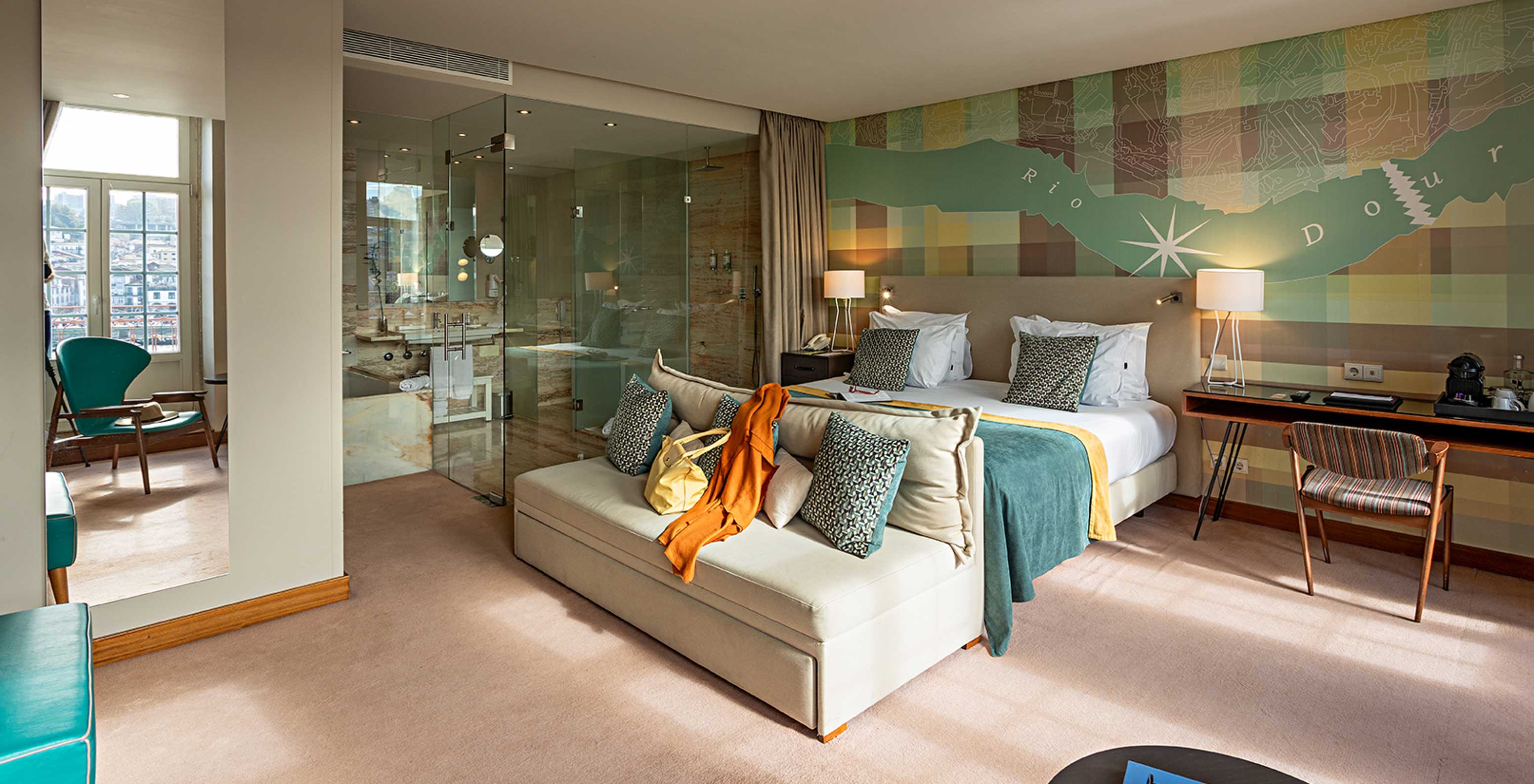 Das Vintage Grand View Balcony des Pestana Vintage Porto verfügt über ein Doppelbett, ein Sofa und einen Schreibtisch