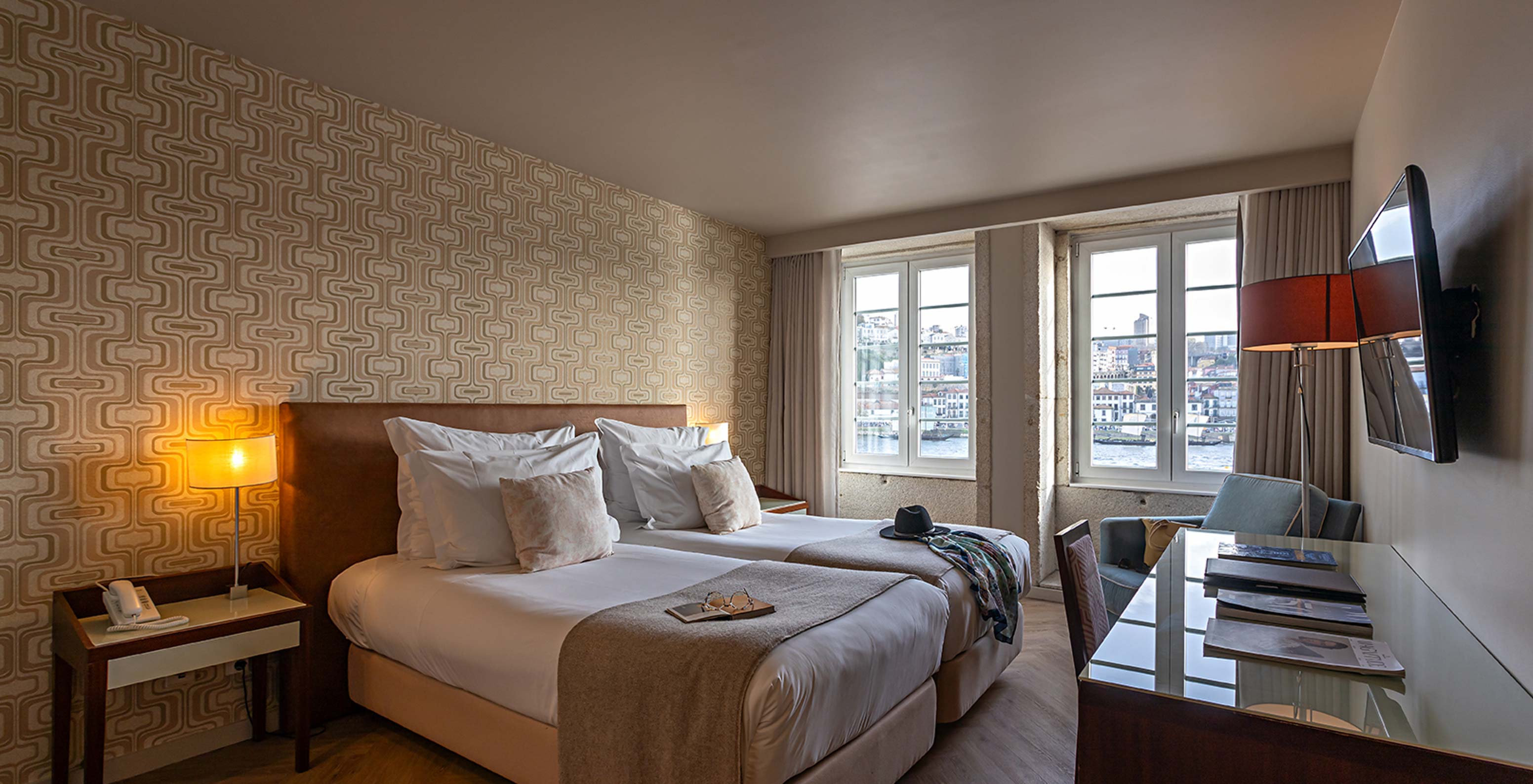 Das Vintage River View des Pestana Vintage Porto verfügt über zwei Einzelbetten, Tapeten in Sandtönen und zwei Fenster