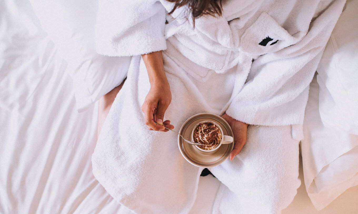 Das Superior im Pestana Miramar São Tomé hat einen weißen Bademantel und Zimmerservice mit Kaffee