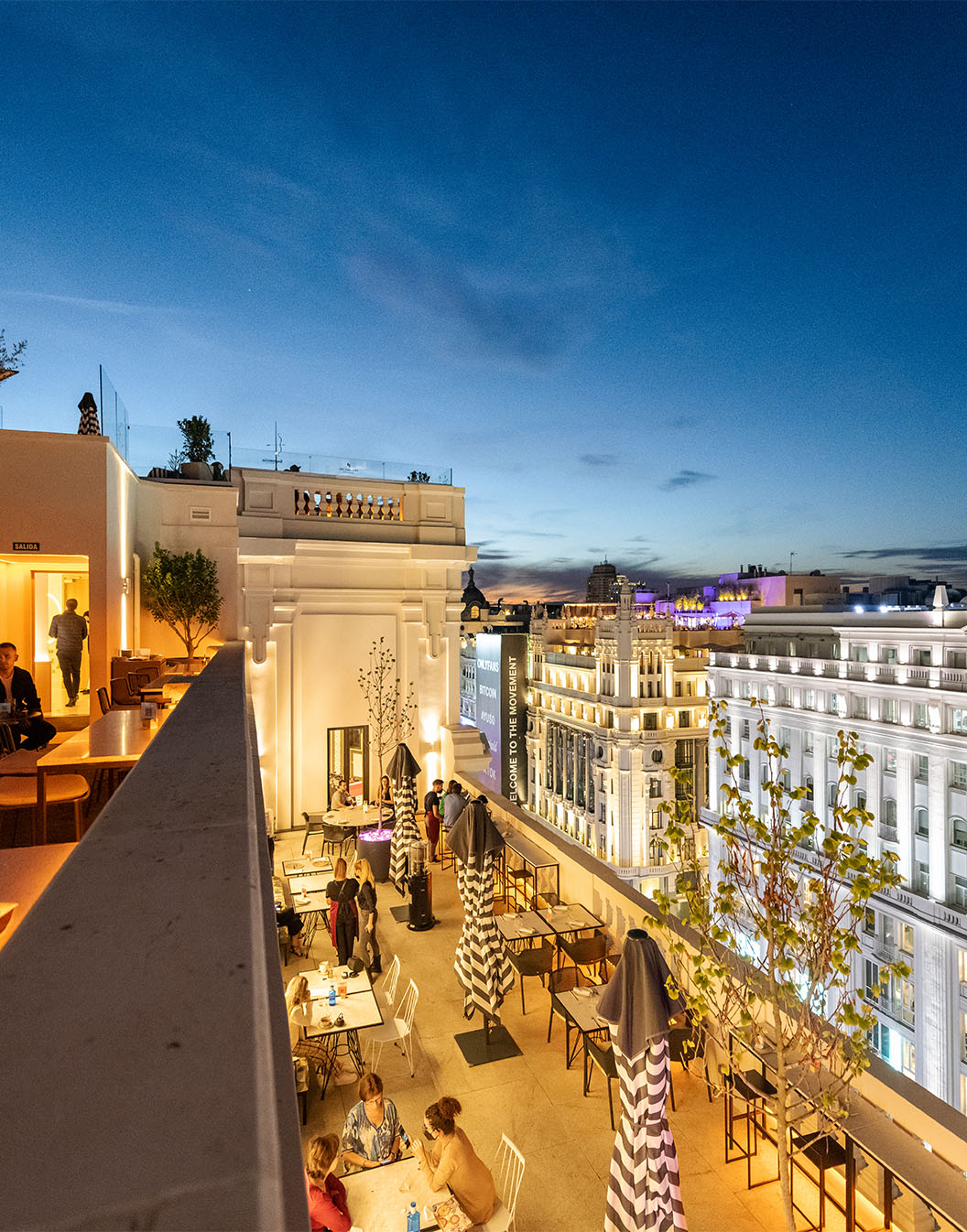 Panoramablick vom Pestana CR7 Gran Vía auf die ikonischen Gebäude der Gran Vía