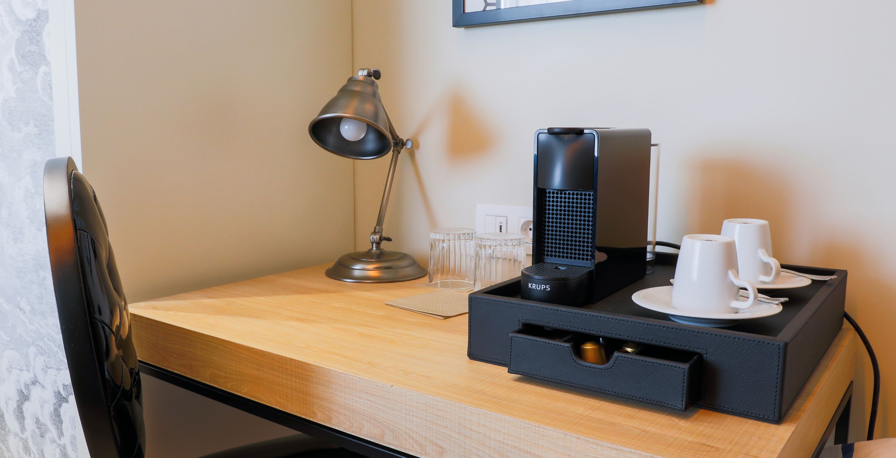 Das Superior Plus Zimmer im  Klassisches Zimmer - Kaffee - Pestana Collection Plaza Mayor hat eine Kaffeestation mit Maschine und Kaffeetassen.