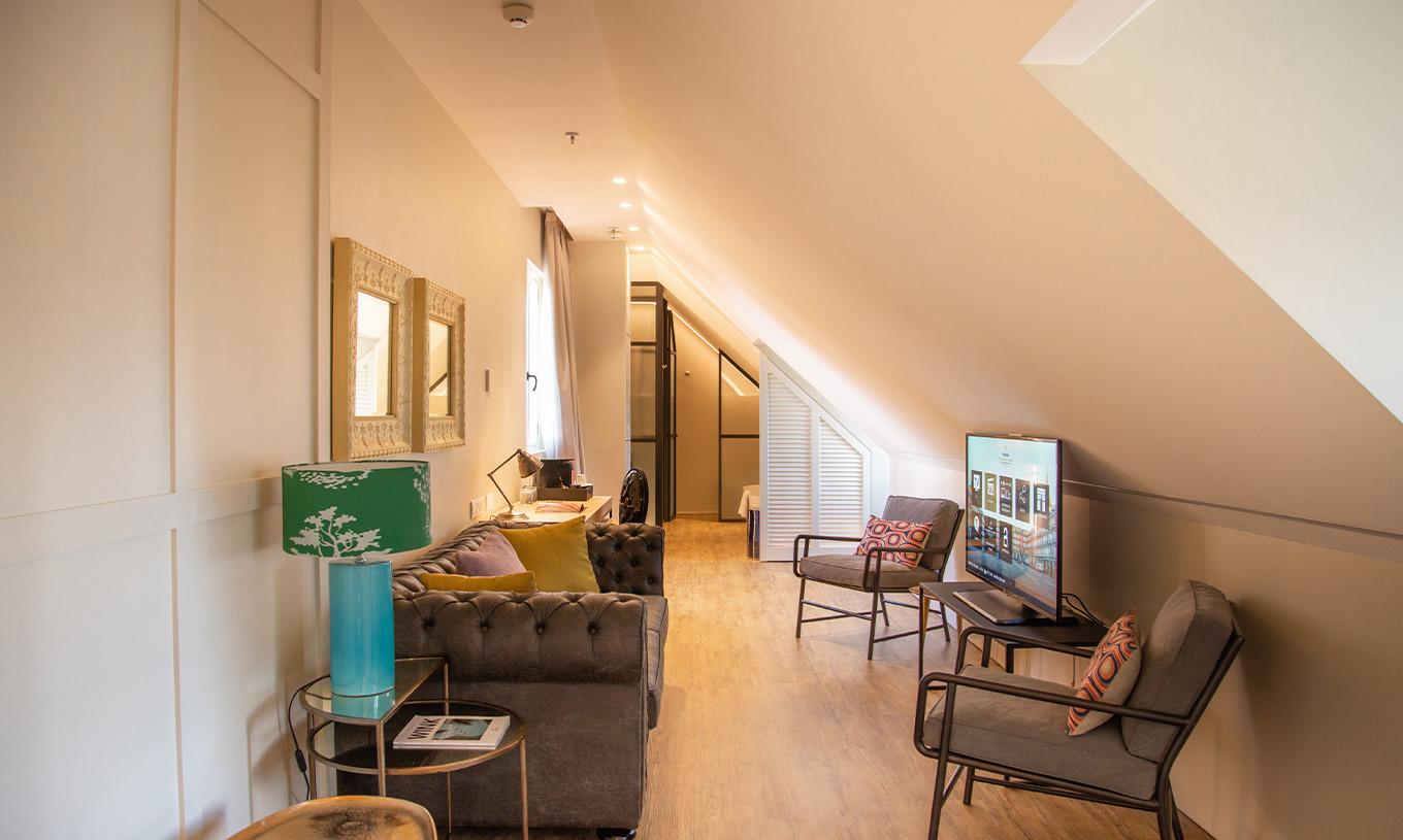 Die Suite Plaza Mayor hat ein Wohnzimmer mit Sofa, Stühlen, TV und Bildern 