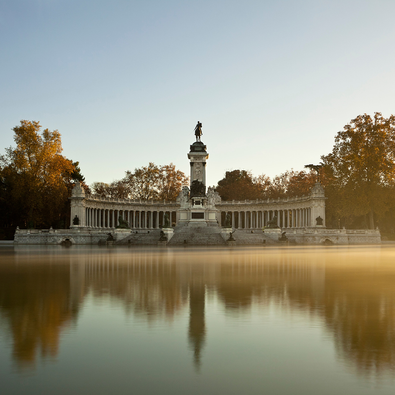Übernachten Sie in einem Pestana Hotel und genießen Sie die Schönheit des Retiro-Parks und seiner Statue in Madrid, Spanien.
