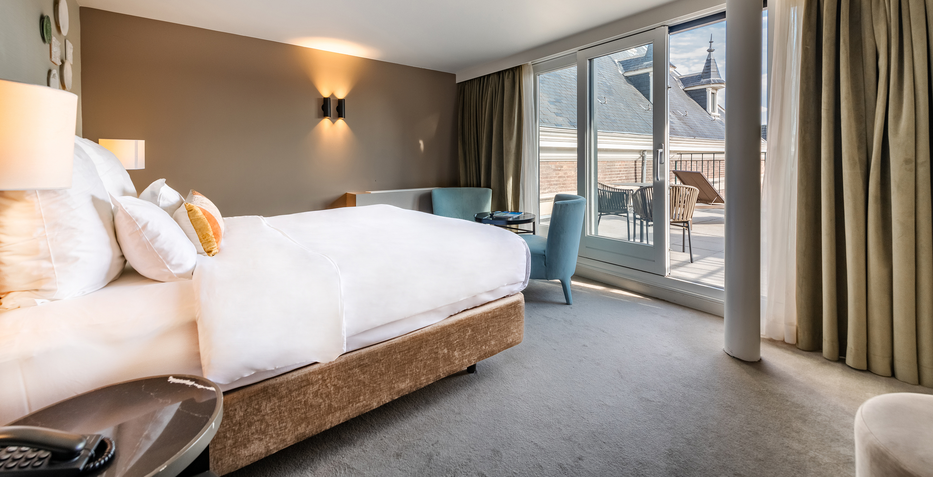 Das Superior mit Terrasse  Zimmer im Pestana Amsterdam Riverside hat ein Doppelbett