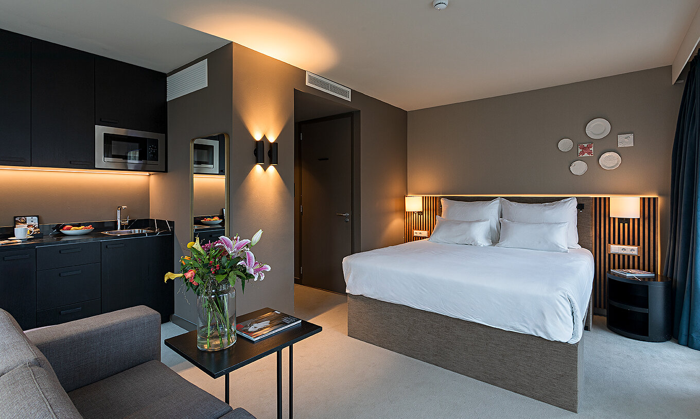 Das Studio Zimmer im Pestana Amsterdam Riverside hat ein Doppelbett und eine Küchenzeile